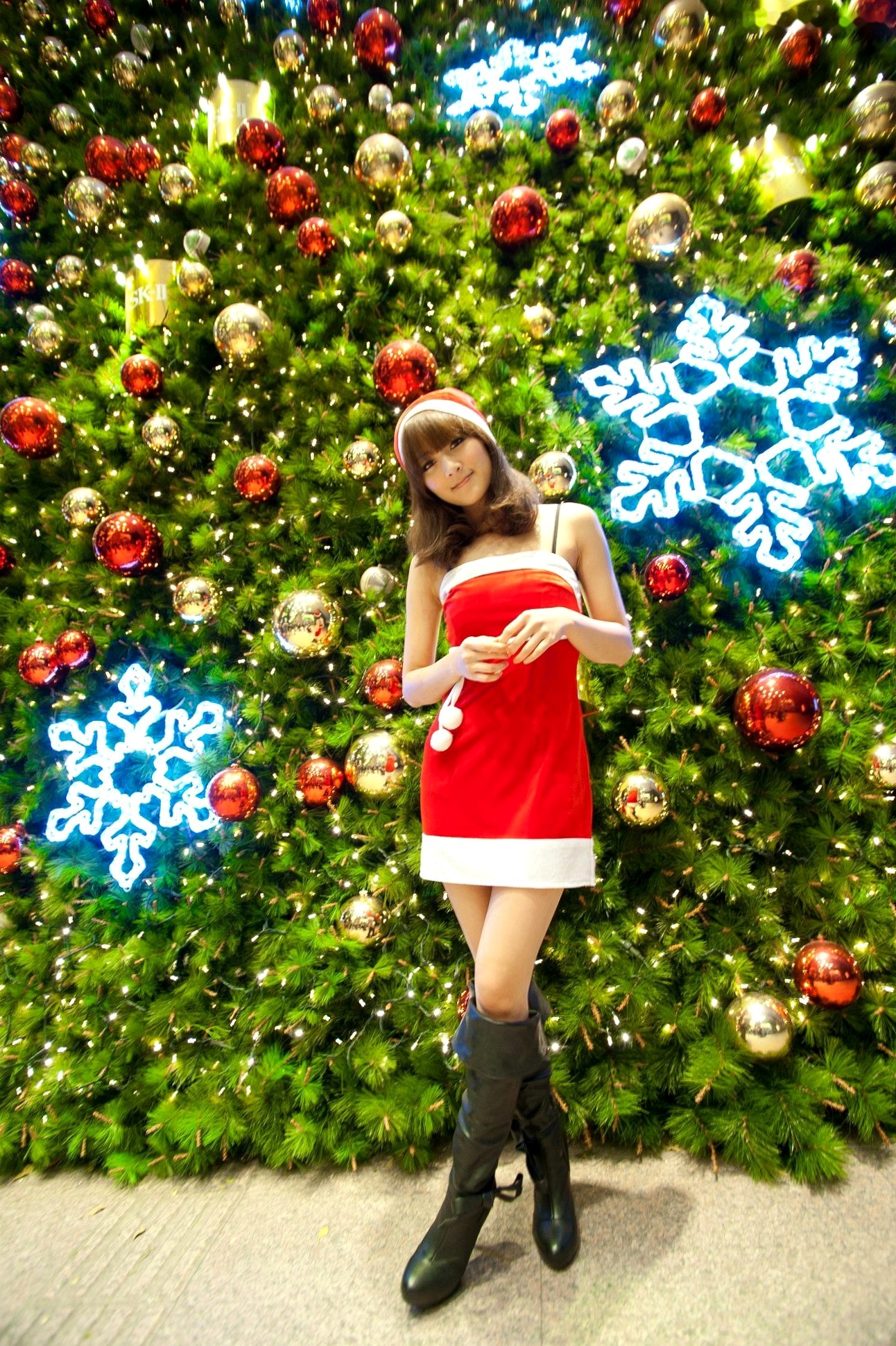 Gallery - 台湾正妹果子MM张凯洁《聖誕前夕夜拍》写真，清新毛衣针织帽与性感圣诞装街拍，璀璨夜景背景下的治愈系圣诞女神台湾街拍清新治愈系女神 女神私房照_秀色女神 - image 23