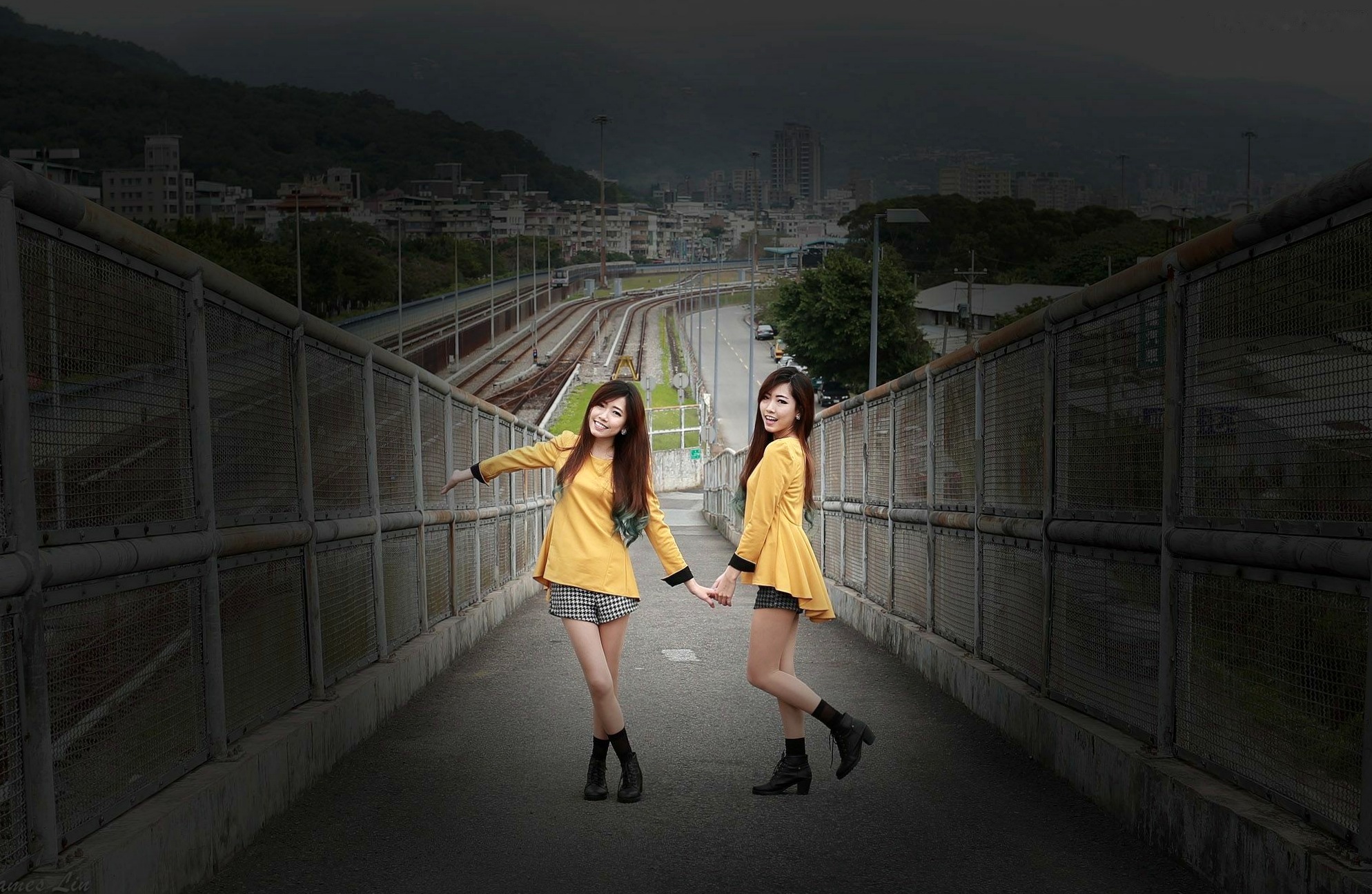 Gallery - 台湾正妹_极品清纯甜美台湾双胞胎姐妹花清新户外街拍写真，粉色外套黑裙美腿秀台湾清新街拍美腿治愈系 女神私房照_秀色女神 - image 3
