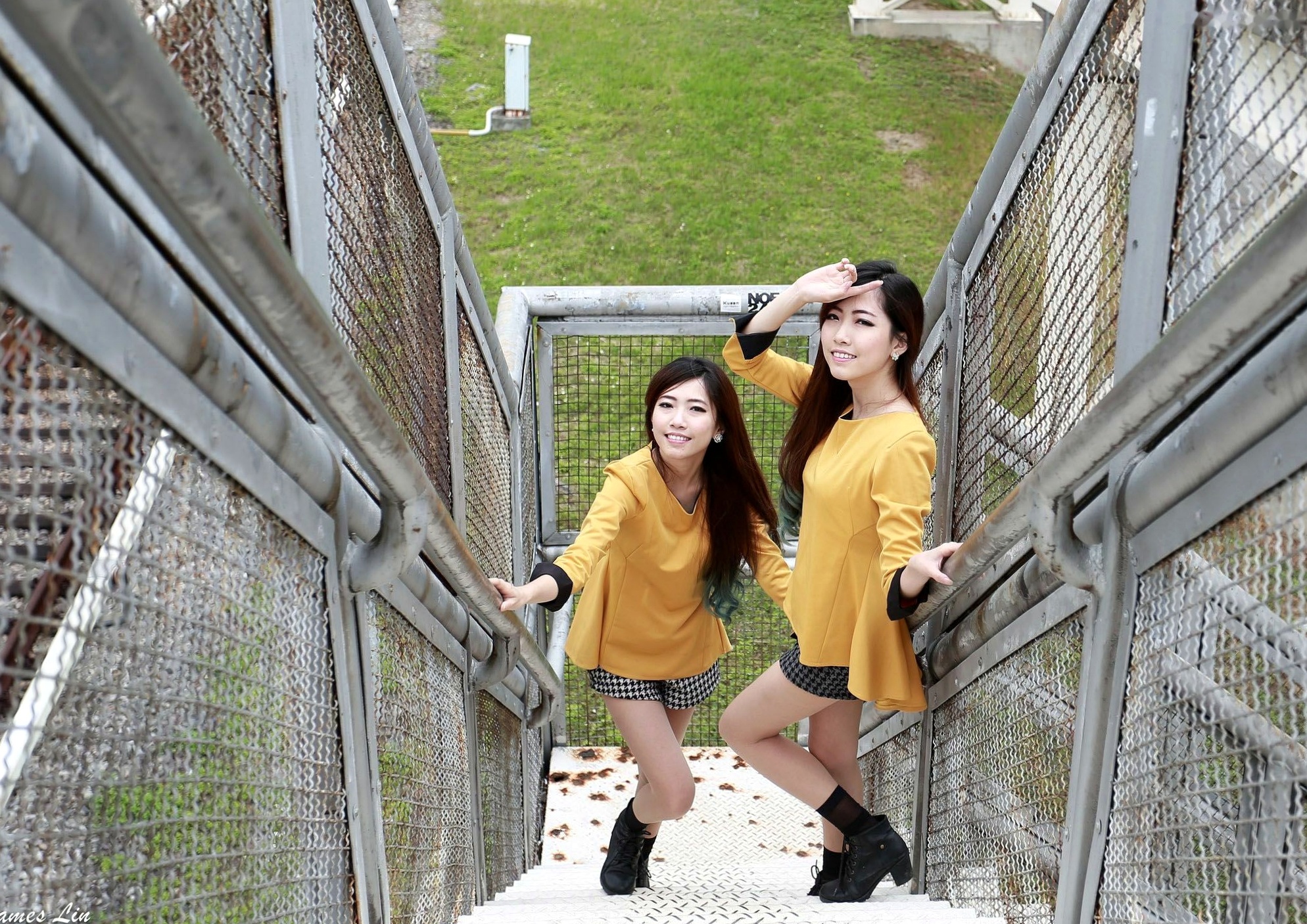 Gallery - 台湾正妹_极品清纯甜美台湾双胞胎姐妹花清新户外街拍写真，粉色外套黑裙美腿秀台湾清新街拍美腿治愈系 女神私房照_秀色女神 - image 12