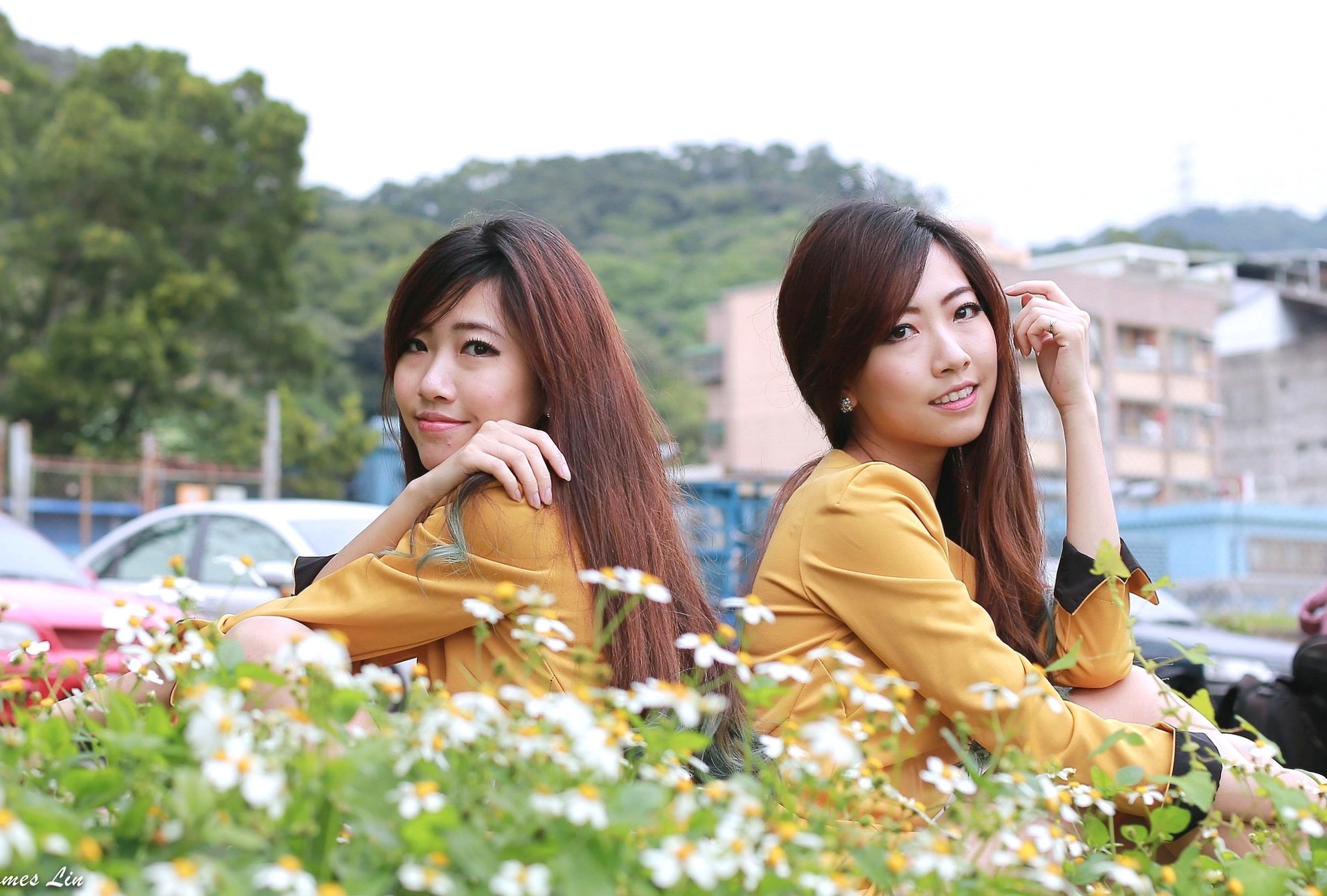 Gallery - 台湾正妹_极品清纯甜美台湾双胞胎姐妹花清新户外街拍写真，粉色外套黑裙美腿秀台湾清新街拍美腿治愈系 女神私房照_秀色女神 - image 17