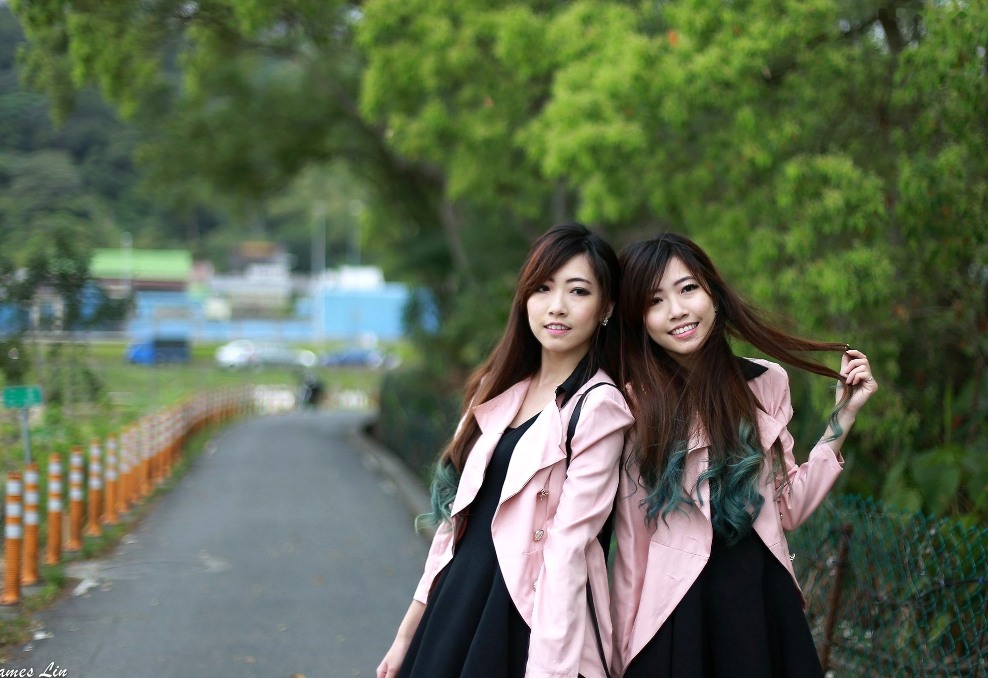 Gallery - 台湾正妹_极品清纯甜美台湾双胞胎姐妹花清新户外街拍写真，粉色外套黑裙美腿秀台湾清新街拍美腿治愈系 女神私房照_秀色女神 - image 25