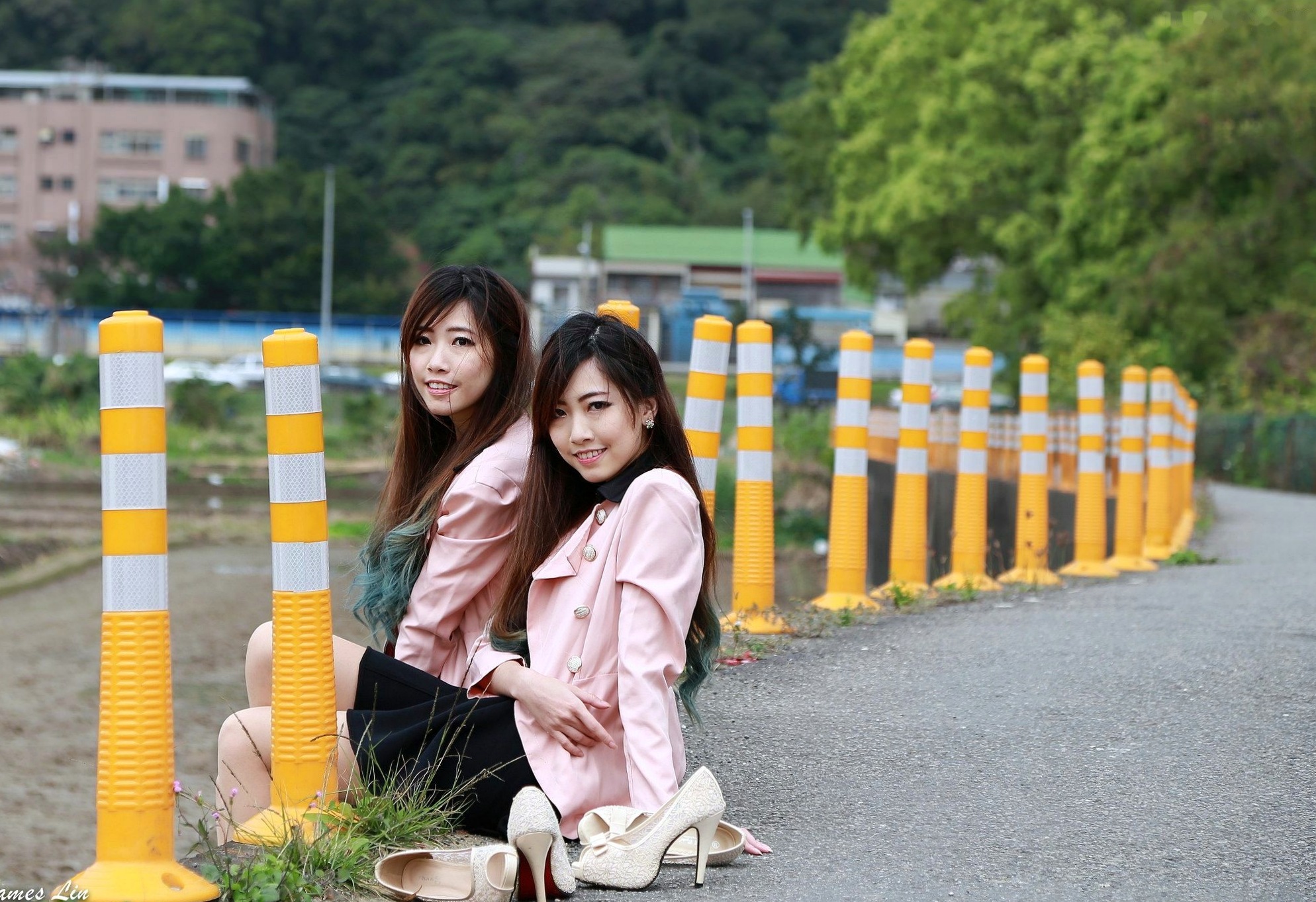 Gallery - 台湾正妹_极品清纯甜美台湾双胞胎姐妹花清新户外街拍写真，粉色外套黑裙美腿秀台湾清新街拍美腿治愈系 女神私房照_秀色女神 - image 29