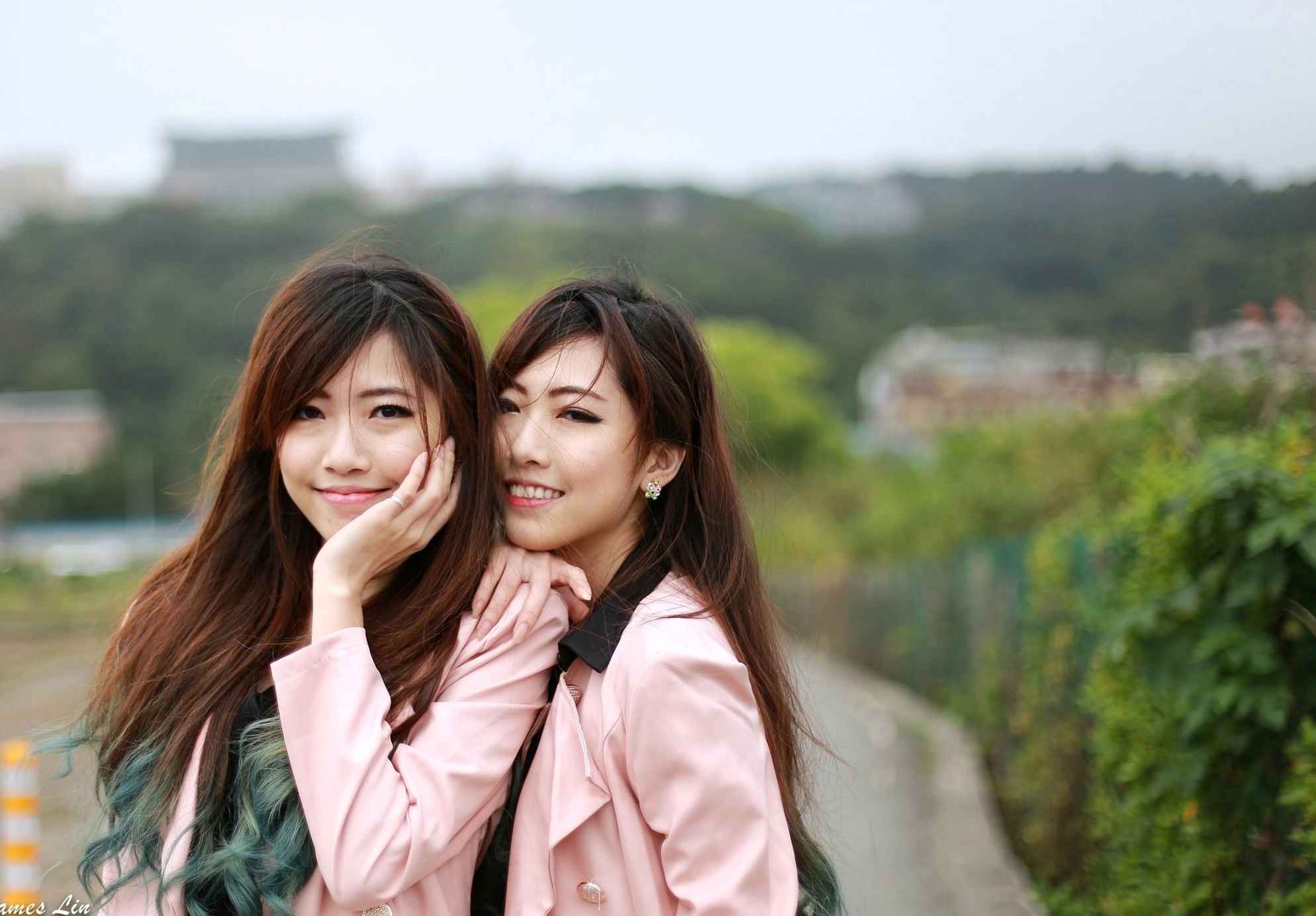 Gallery - 台湾正妹_极品清纯甜美台湾双胞胎姐妹花清新户外街拍写真，粉色外套黑裙美腿秀台湾清新街拍美腿治愈系 女神私房照_秀色女神 - image 32