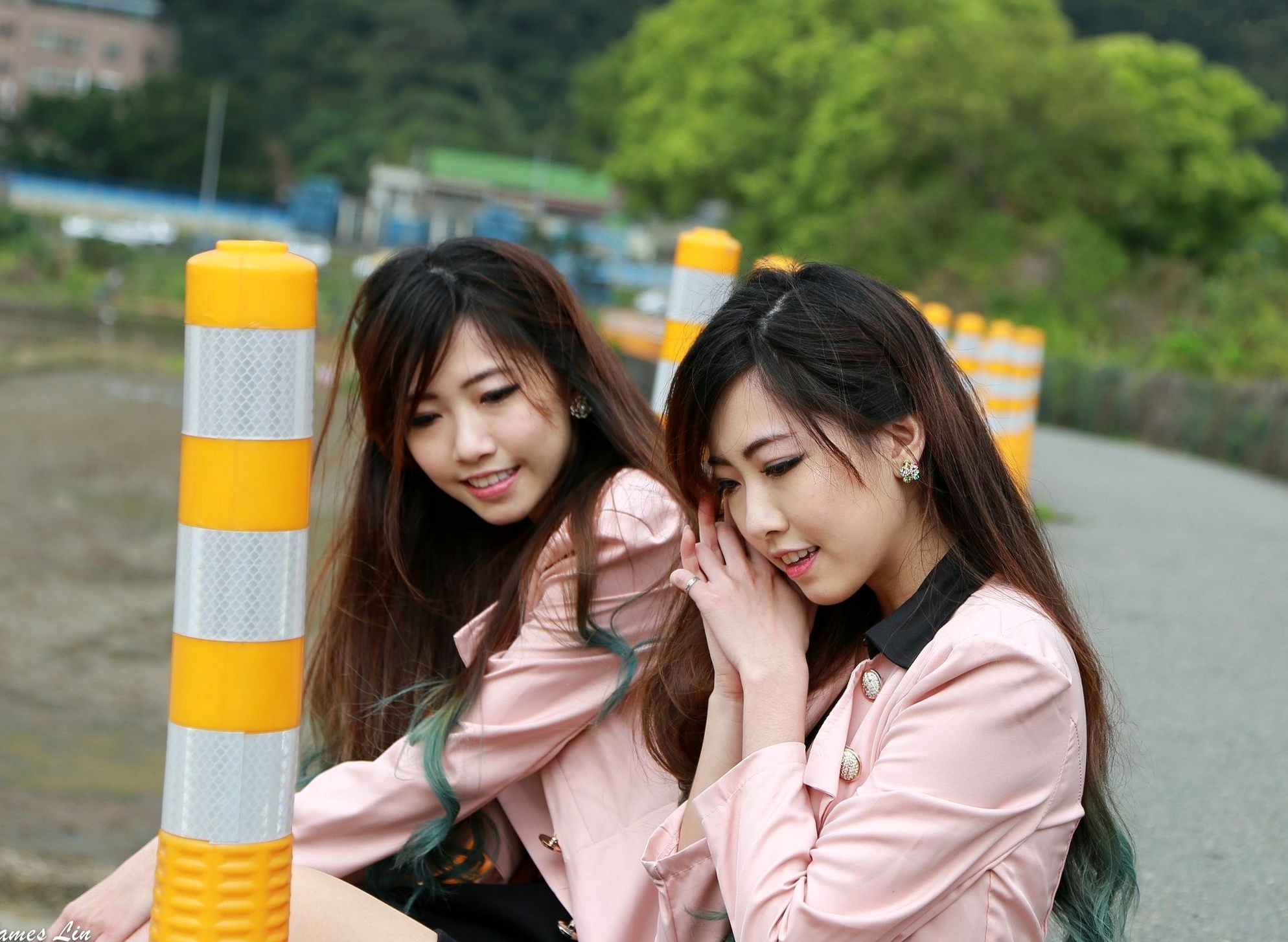 Gallery - 台湾正妹_极品清纯甜美台湾双胞胎姐妹花清新户外街拍写真，粉色外套黑裙美腿秀台湾清新街拍美腿治愈系 女神私房照_秀色女神 - image 33