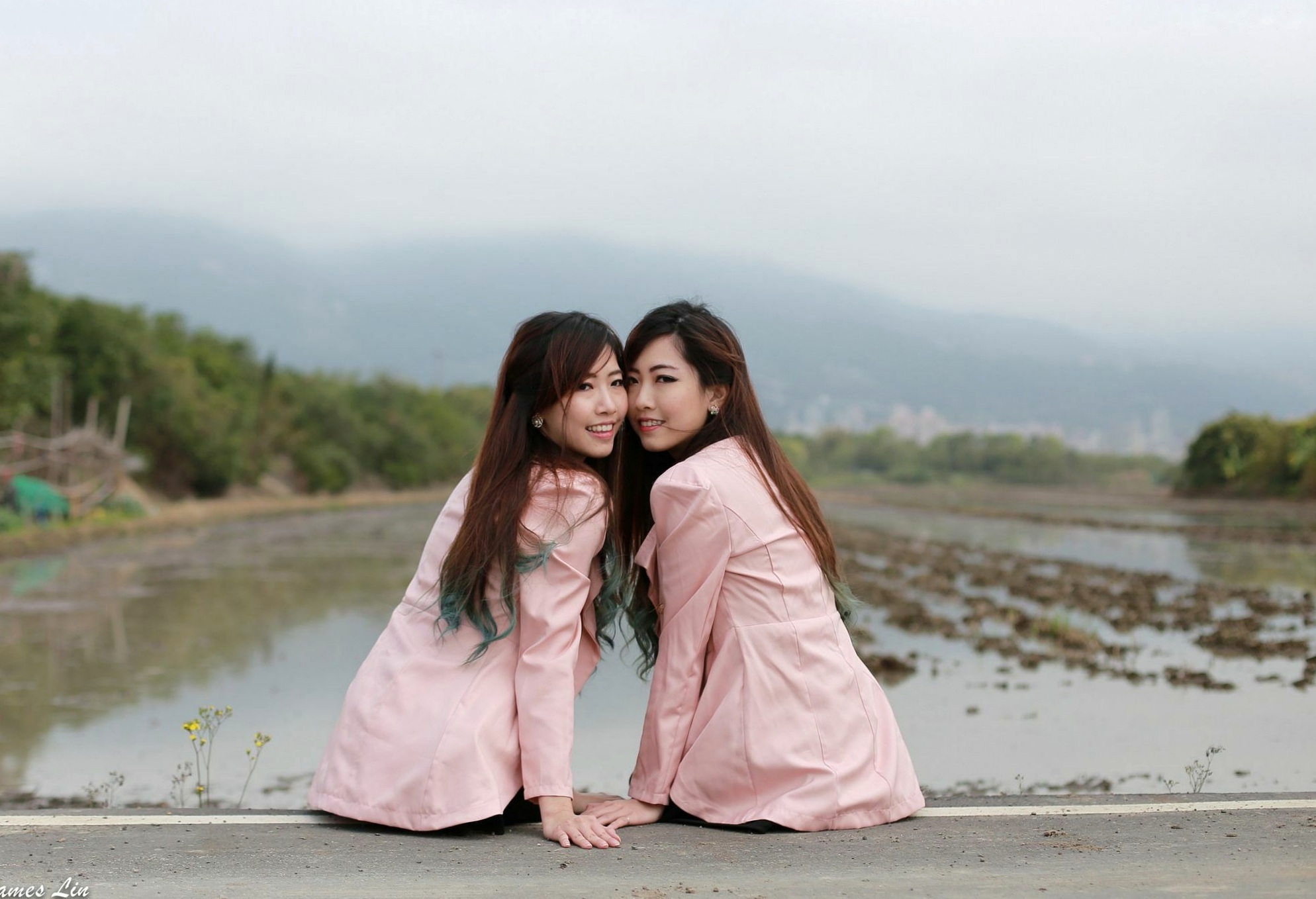 Gallery - 台湾正妹_极品清纯甜美台湾双胞胎姐妹花清新户外街拍写真，粉色外套黑裙美腿秀台湾清新街拍美腿治愈系 女神私房照_秀色女神 - image 41