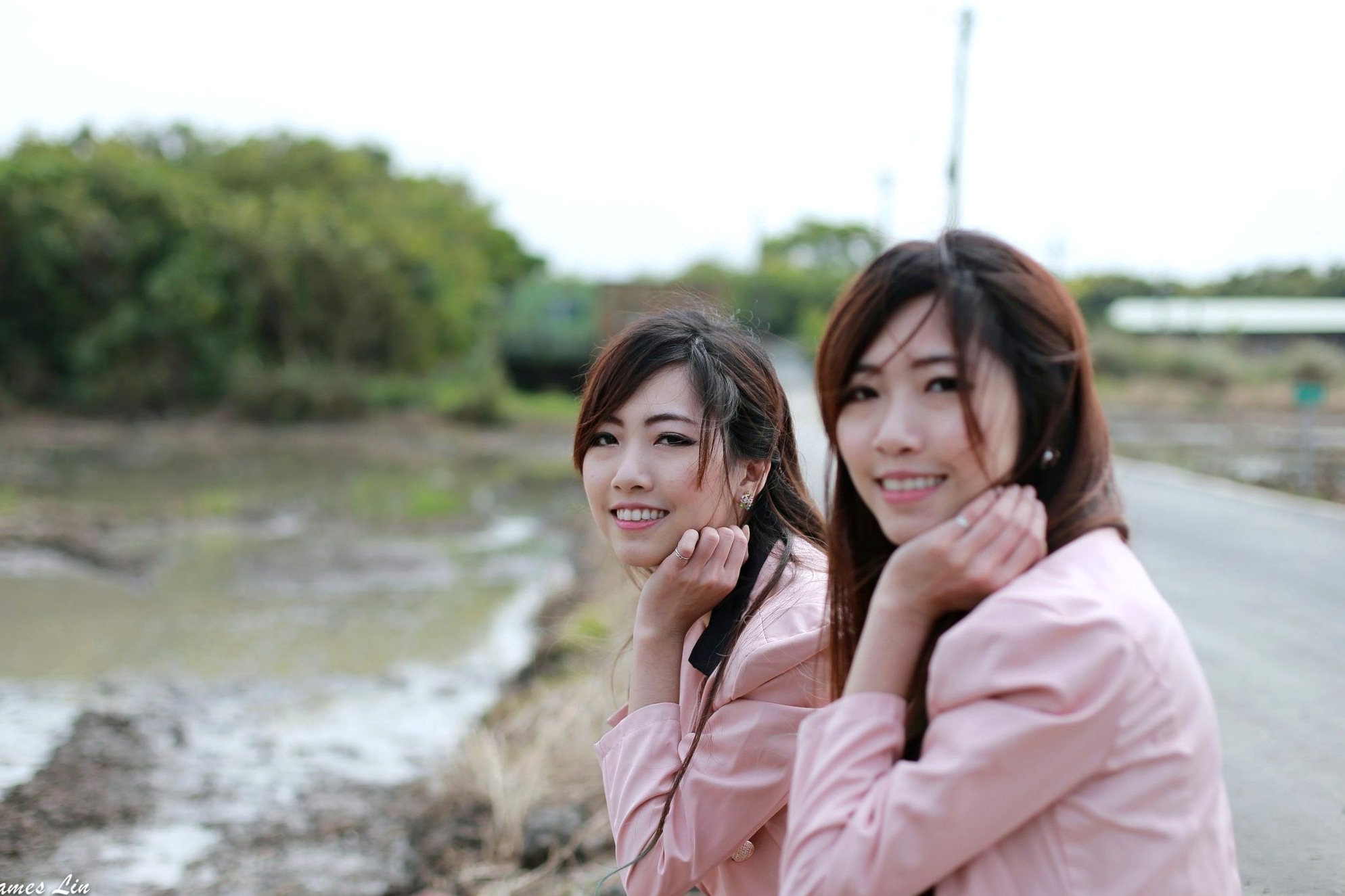 Gallery - 台湾正妹_极品清纯甜美台湾双胞胎姐妹花清新户外街拍写真，粉色外套黑裙美腿秀台湾清新街拍美腿治愈系 女神私房照_秀色女神 - image 56