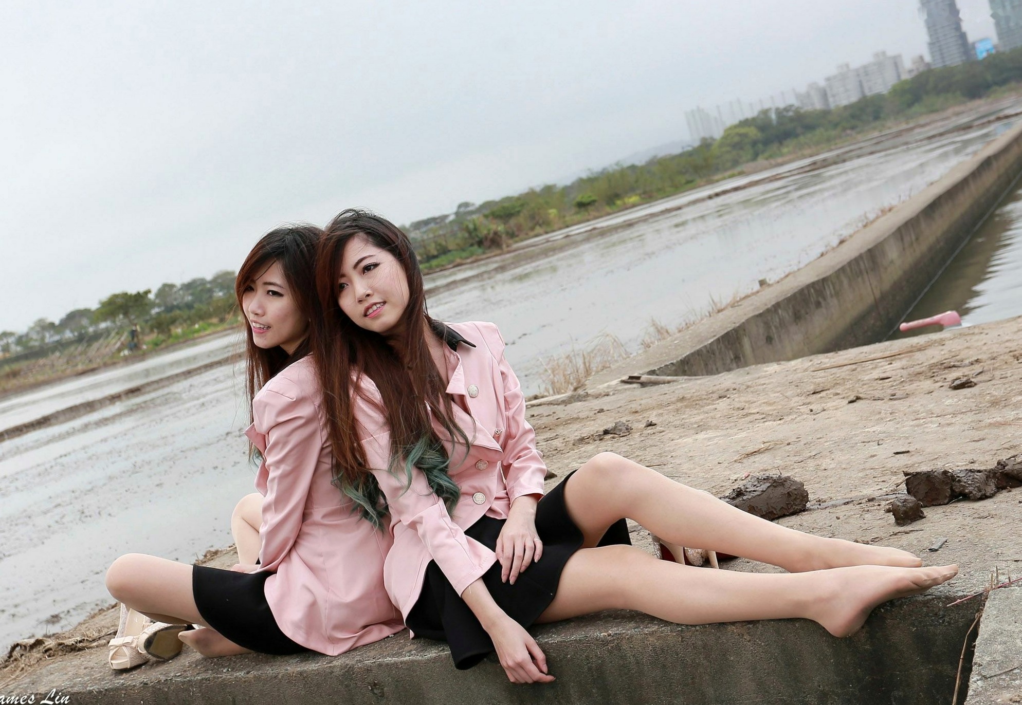 Gallery - 台湾正妹_极品清纯甜美台湾双胞胎姐妹花清新户外街拍写真，粉色外套黑裙美腿秀台湾清新街拍美腿治愈系 女神私房照_秀色女神 - image 57