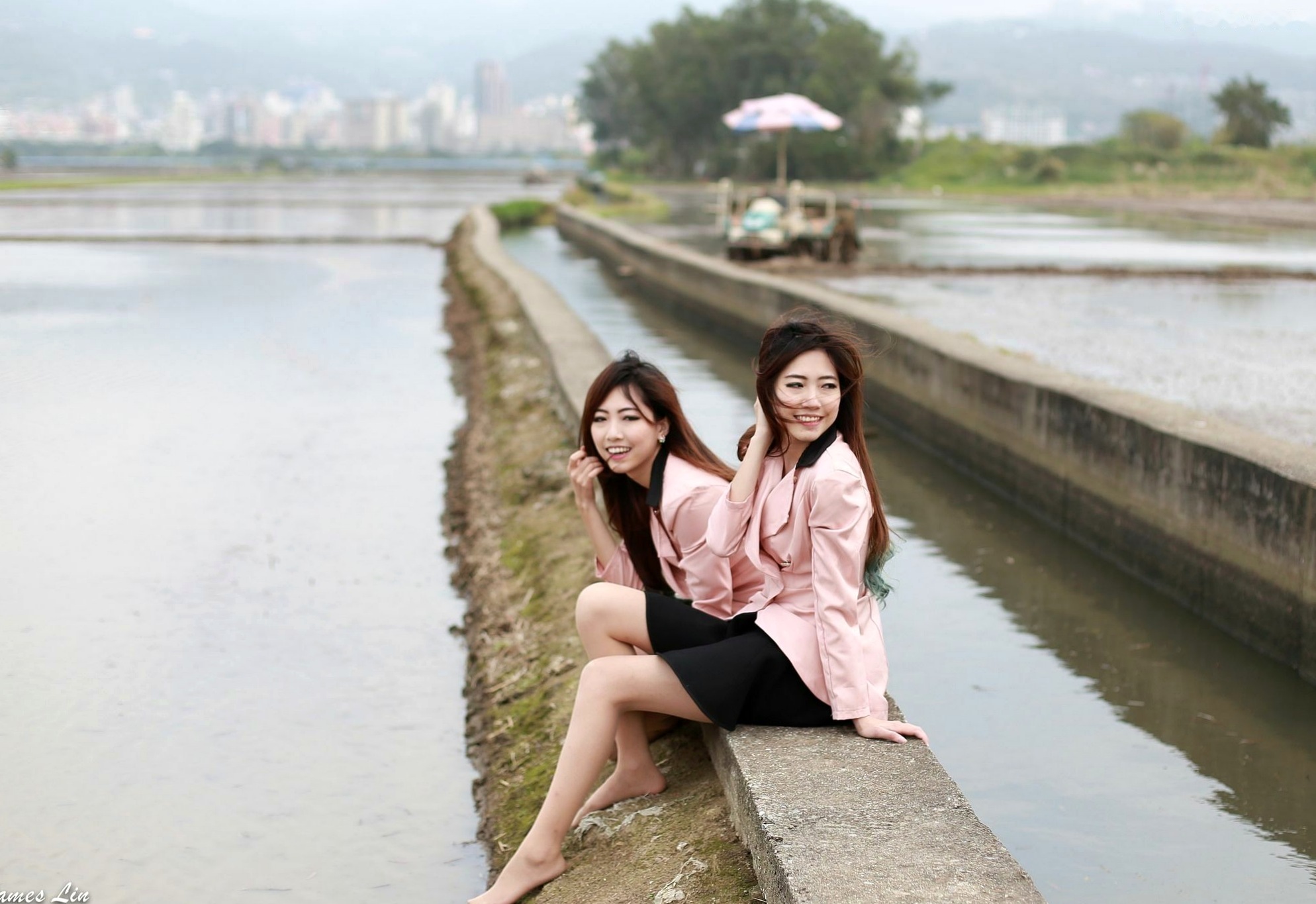 Gallery - 台湾正妹_极品清纯甜美台湾双胞胎姐妹花清新户外街拍写真，粉色外套黑裙美腿秀台湾清新街拍美腿治愈系 女神私房照_秀色女神 - image 61
