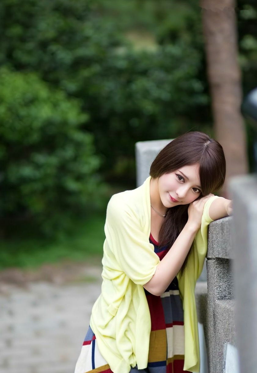 Gallery - 台湾正妹张齐郡JULIE《踏青》户外清纯甜美写真，清新治愈系街拍女神台湾清新户外治愈系女神 女神私房照_秀色女神 - image 2