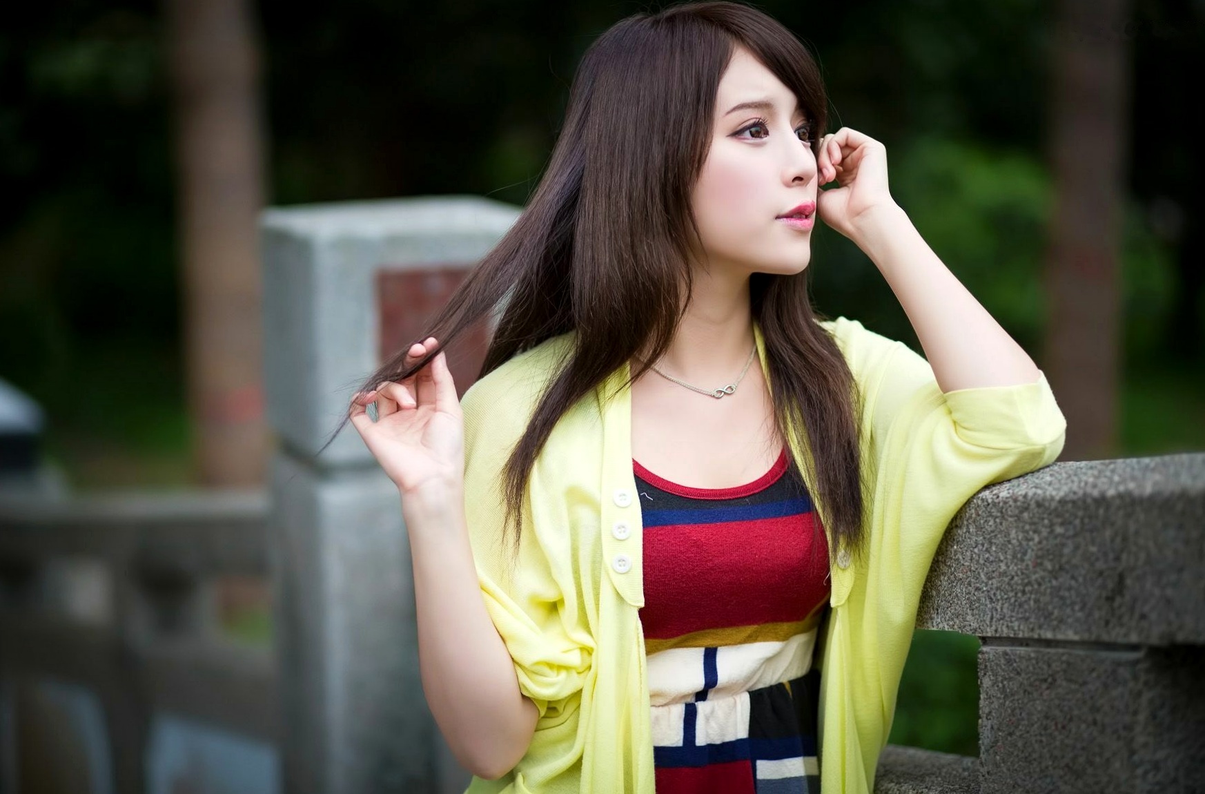 Gallery - 台湾正妹张齐郡JULIE《踏青》户外清纯甜美写真，清新治愈系街拍女神台湾清新户外治愈系女神 女神私房照_秀色女神 - image 4