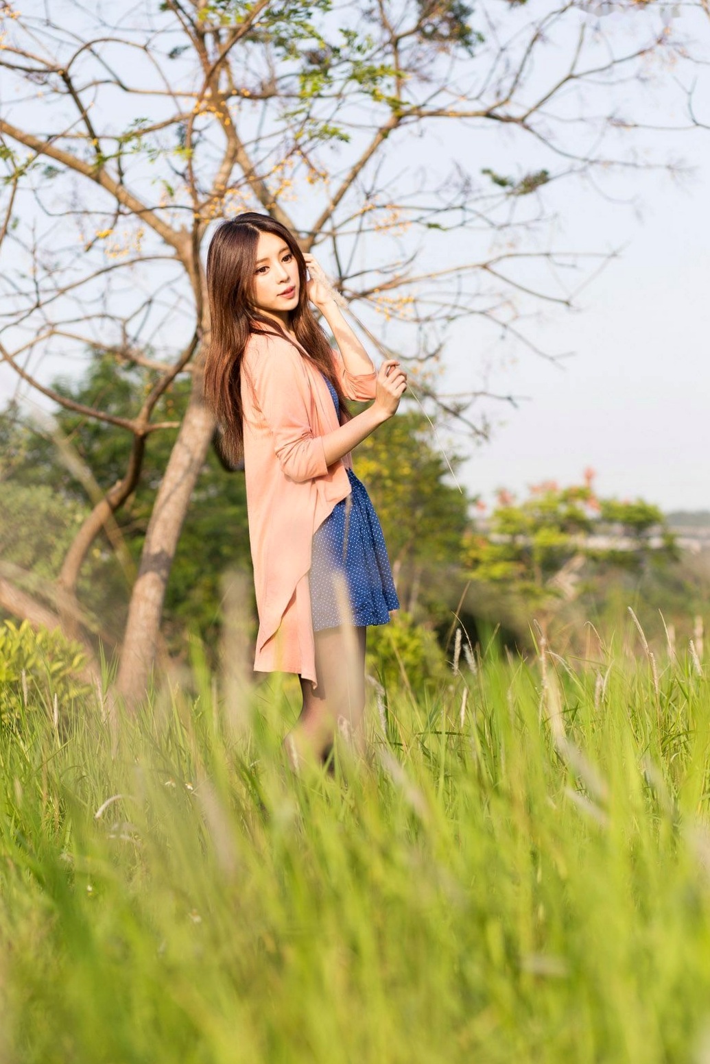 Gallery - 台湾正妹张齐郡JULIE《踏青》户外清纯甜美写真，清新治愈系街拍女神台湾清新户外治愈系女神 女神私房照_秀色女神 - image 24