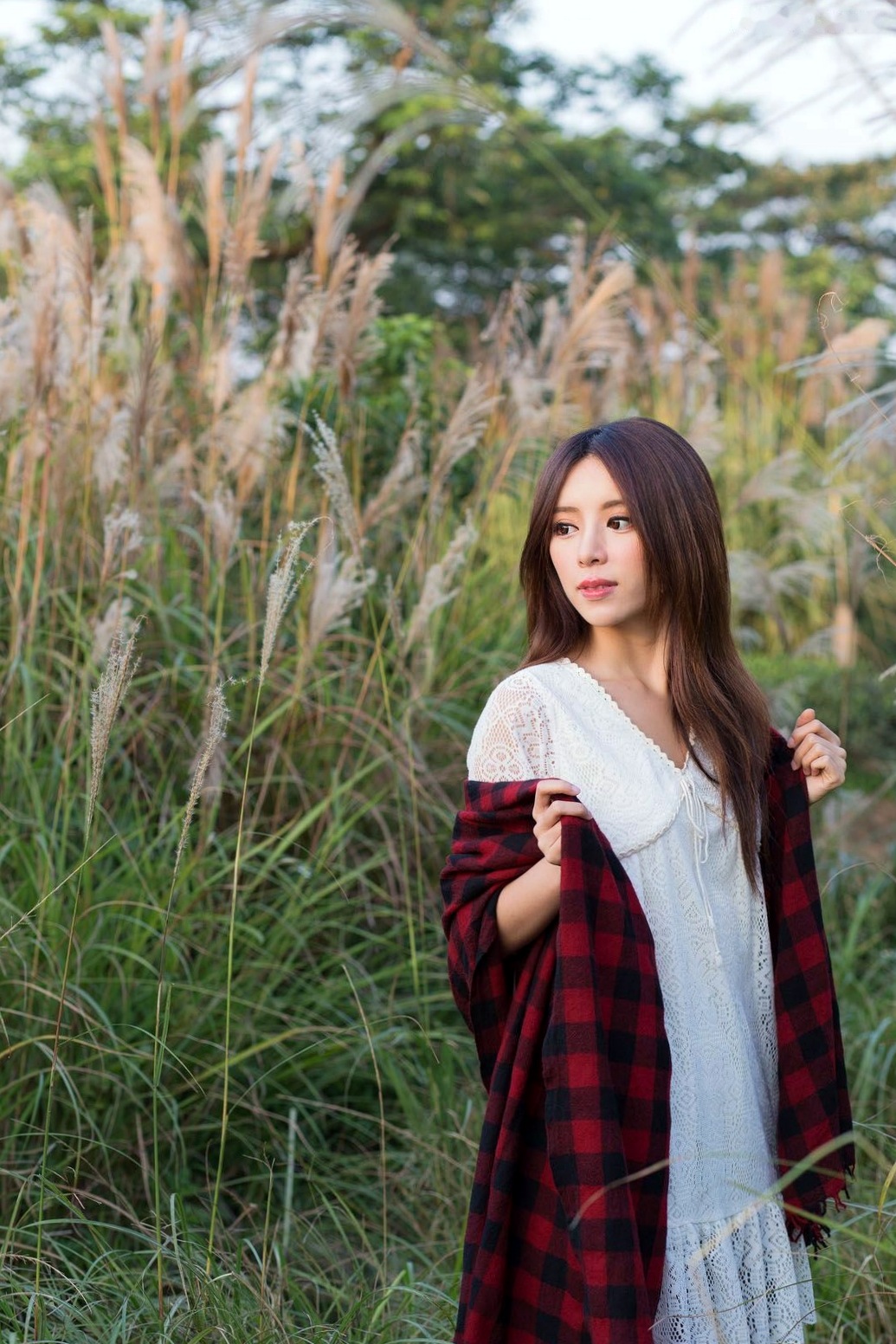 Gallery - 台湾正妹张齐郡JULIE《踏青》户外清纯甜美写真，清新治愈系街拍女神台湾清新户外治愈系女神 女神私房照_秀色女神 - image 35