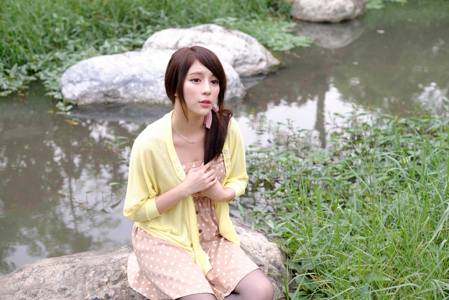 Gallery - 台湾正妹张齐郡JULIE《踏青》户外清纯甜美写真，清新治愈系街拍女神台湾清新户外治愈系女神 女神私房照_秀色女神 - image 43