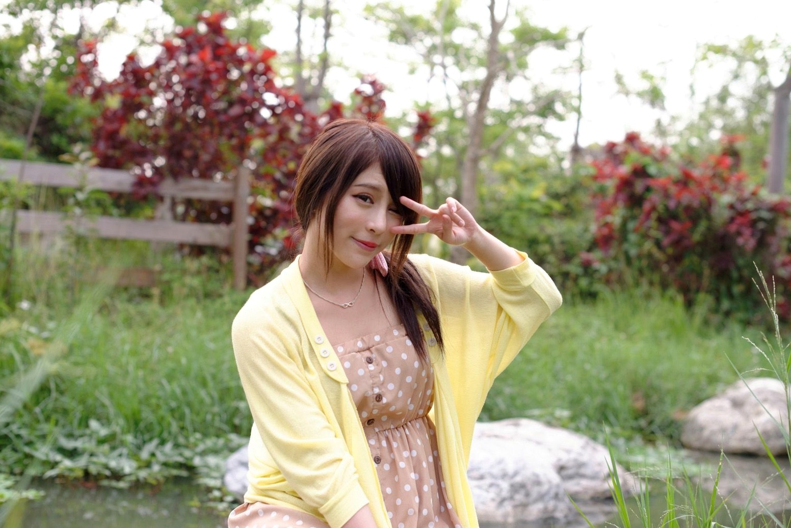 Gallery - 台湾正妹张齐郡JULIE《踏青》户外清纯甜美写真，清新治愈系街拍女神台湾清新户外治愈系女神 女神私房照_秀色女神 - image 44