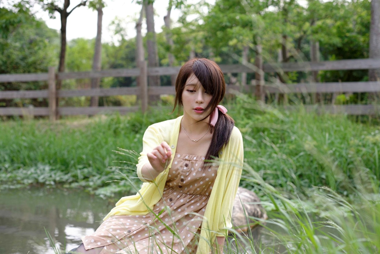 Gallery - 台湾正妹张齐郡JULIE《踏青》户外清纯甜美写真，清新治愈系街拍女神台湾清新户外治愈系女神 女神私房照_秀色女神 - image 63