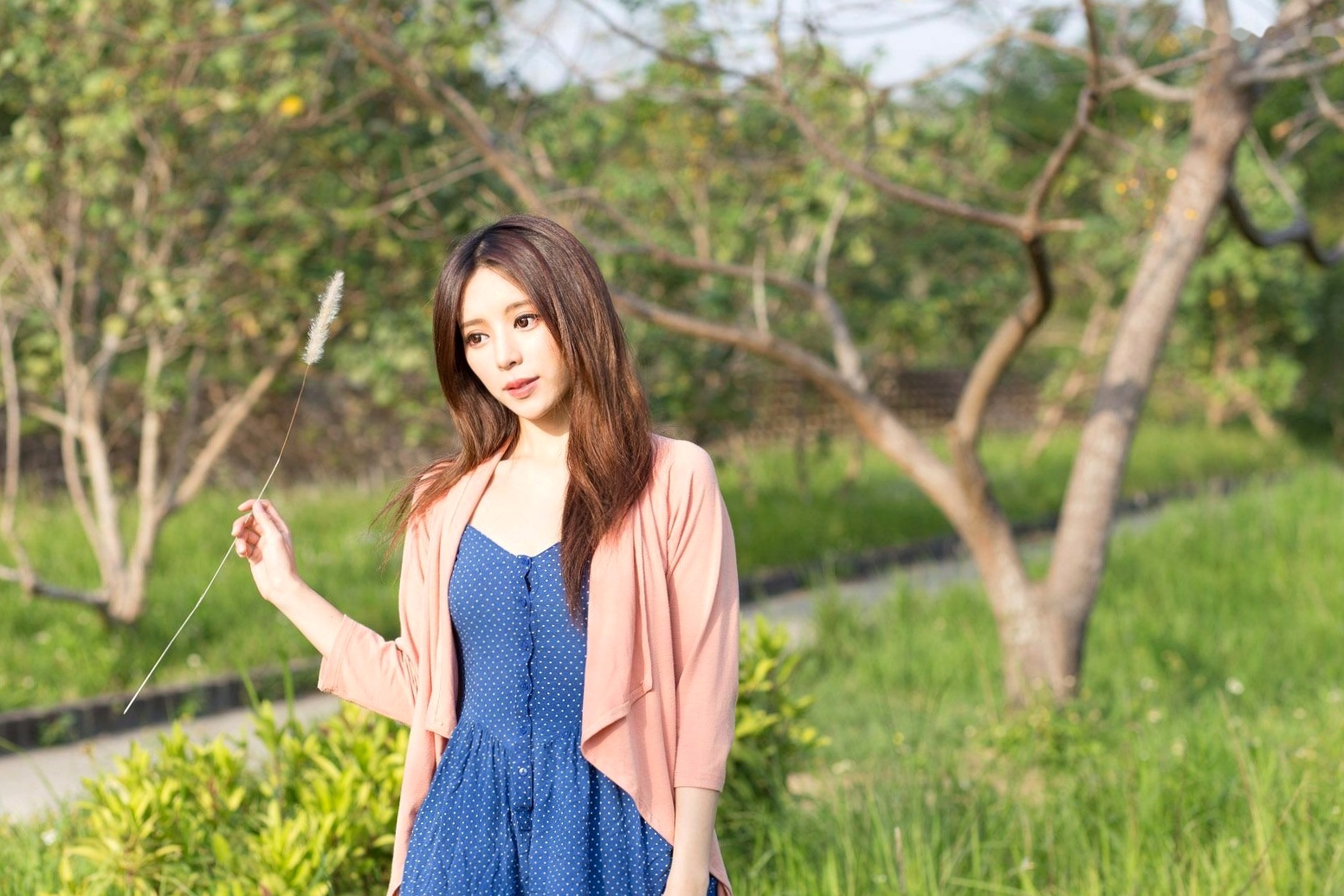 Gallery - 台湾正妹张齐郡JULIE《踏青》户外清纯甜美写真，清新治愈系街拍女神台湾清新户外治愈系女神 女神私房照_秀色女神 - image 78