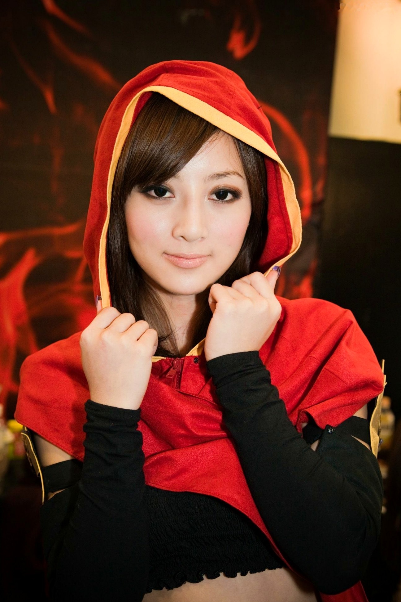 Gallery - 台湾正妹张凯洁/果子MM台北国际电玩展高清套图，身穿红色连帽Cosplay战袍，演绎甜美游戏展会女神风采台湾气质角色扮演女神 女神私房照_秀色女神 - image 1
