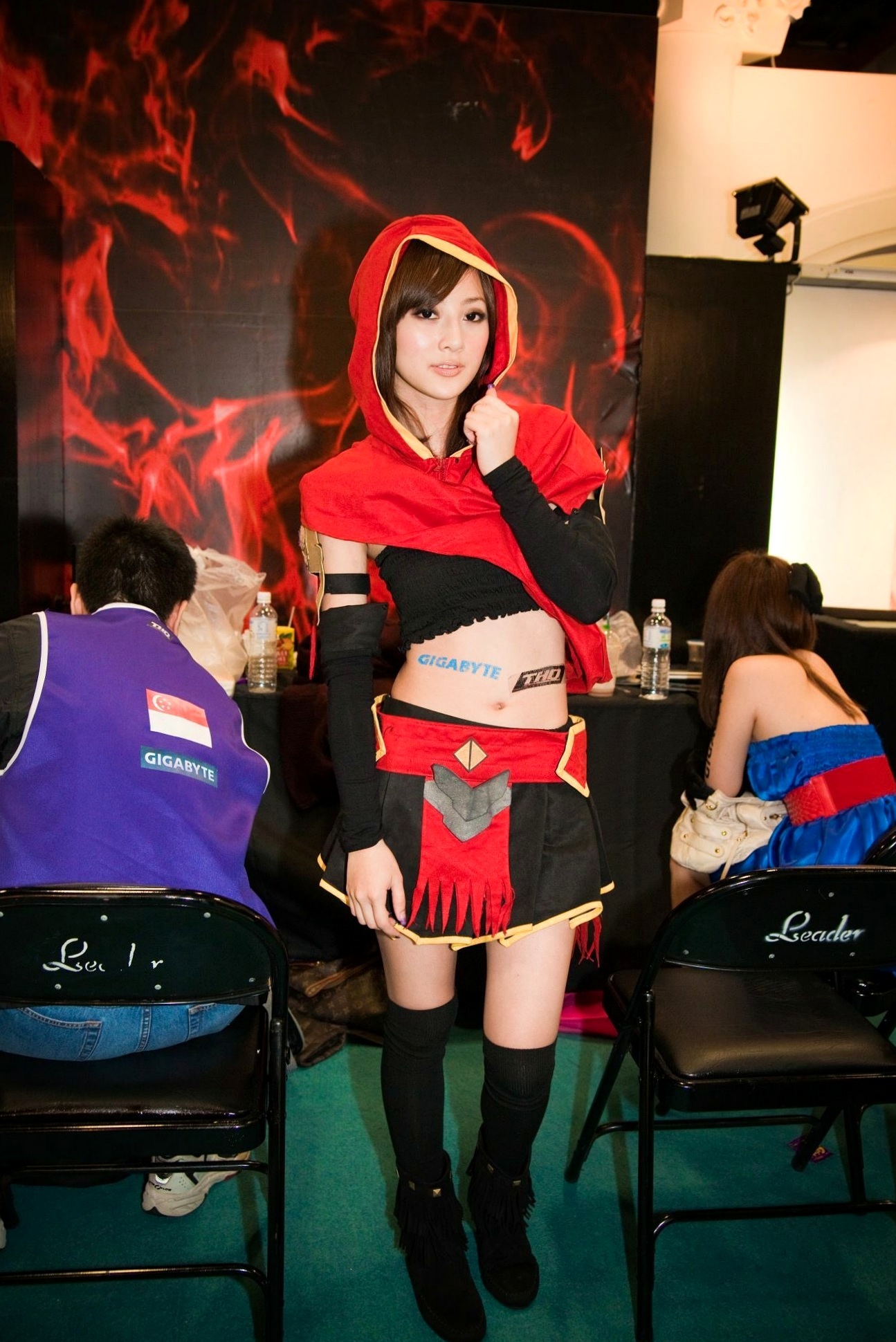 Gallery - 台湾正妹张凯洁/果子MM台北国际电玩展高清套图，身穿红色连帽Cosplay战袍，演绎甜美游戏展会女神风采台湾气质角色扮演女神 女神私房照_秀色女神 - image 2