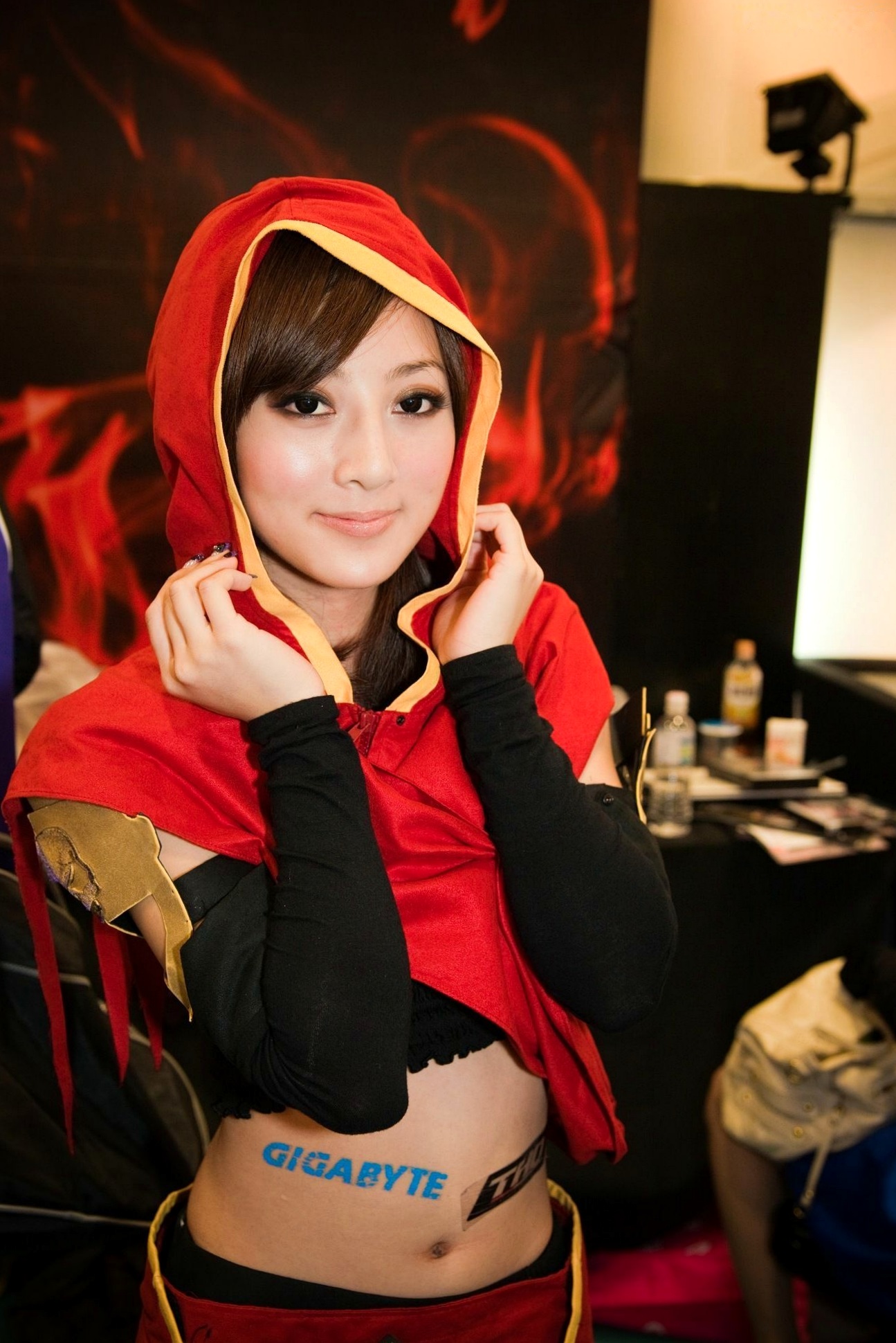 Gallery - 台湾正妹张凯洁/果子MM台北国际电玩展高清套图，身穿红色连帽Cosplay战袍，演绎甜美游戏展会女神风采台湾气质角色扮演女神 女神私房照_秀色女神 - image 3