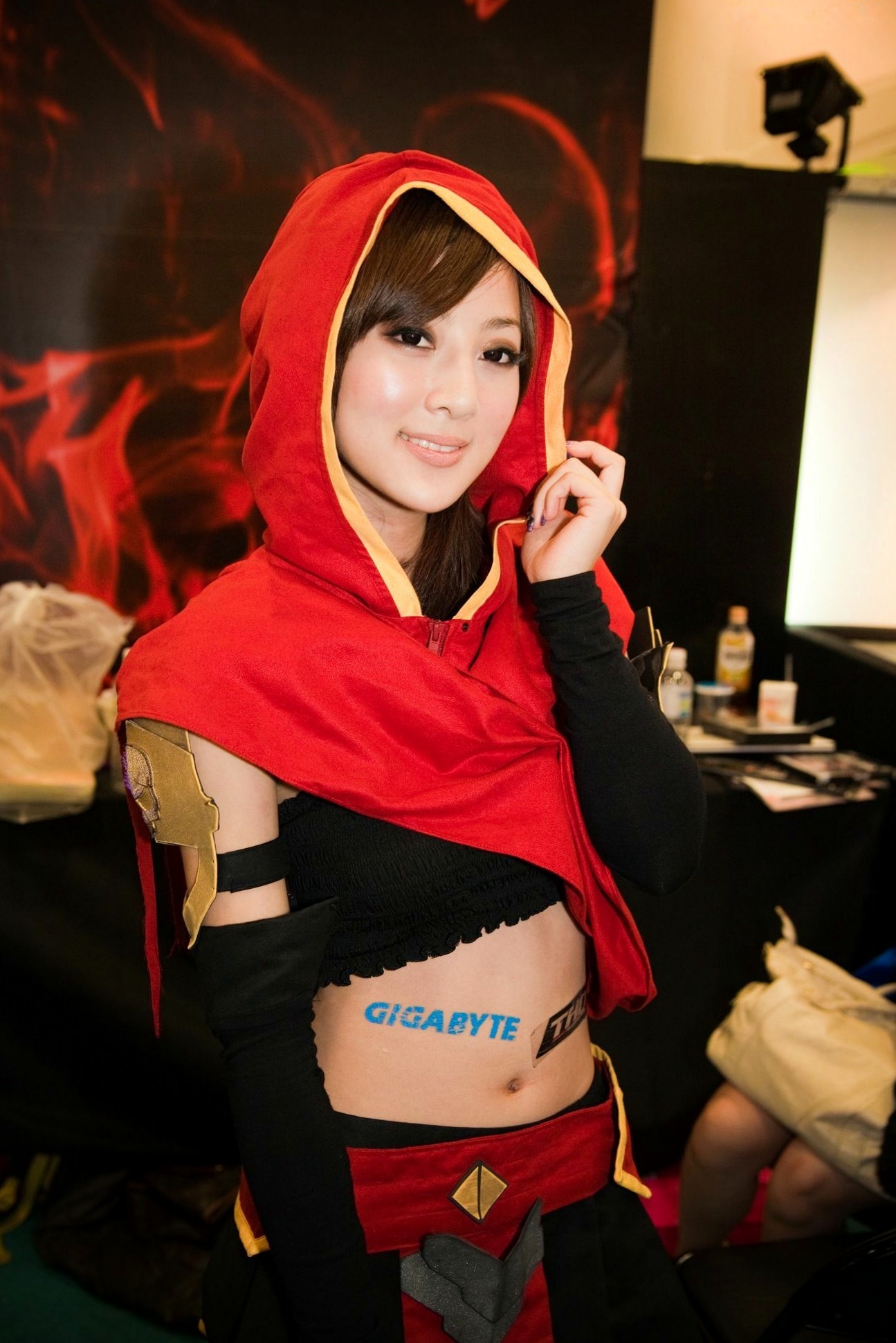Gallery - 台湾正妹张凯洁/果子MM台北国际电玩展高清套图，身穿红色连帽Cosplay战袍，演绎甜美游戏展会女神风采台湾气质角色扮演女神 女神私房照_秀色女神 - image 4