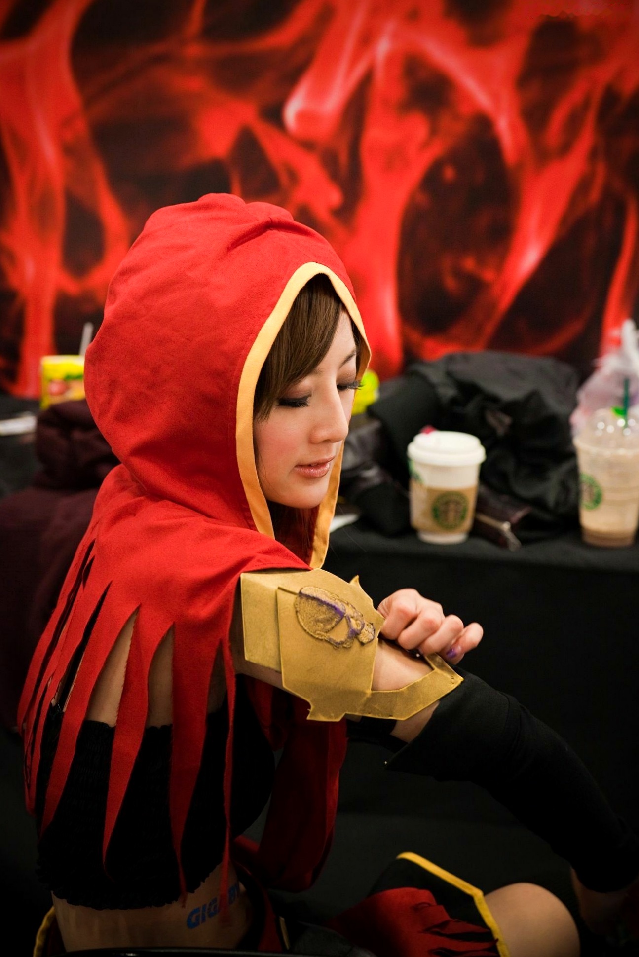 Gallery - 台湾正妹张凯洁/果子MM台北国际电玩展高清套图，身穿红色连帽Cosplay战袍，演绎甜美游戏展会女神风采台湾气质角色扮演女神 女神私房照_秀色女神 - image 8