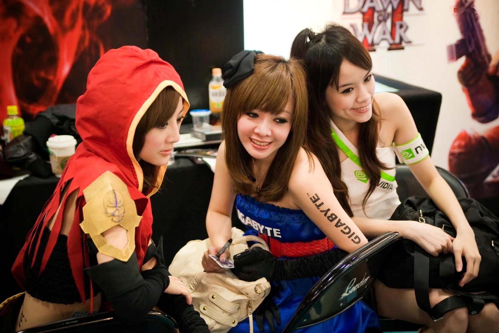 Gallery - 台湾正妹张凯洁/果子MM台北国际电玩展高清套图，身穿红色连帽Cosplay战袍，演绎甜美游戏展会女神风采台湾气质角色扮演女神 女神私房照_秀色女神 - image 9