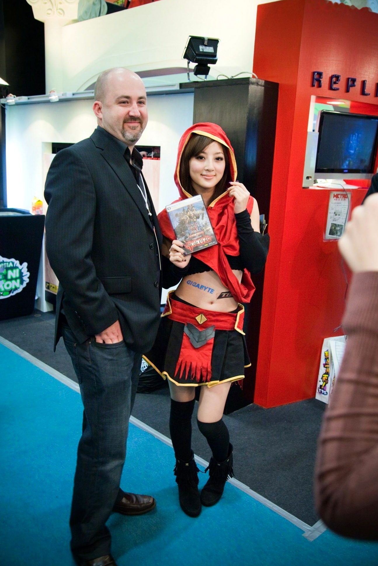 Gallery - 台湾正妹张凯洁/果子MM台北国际电玩展高清套图，身穿红色连帽Cosplay战袍，演绎甜美游戏展会女神风采台湾气质角色扮演女神 女神私房照_秀色女神 - image 17