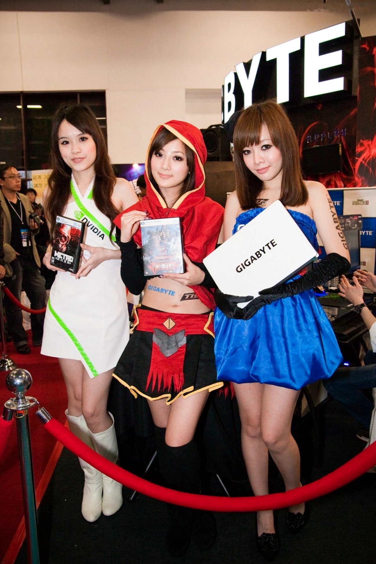 Gallery - 台湾正妹张凯洁/果子MM台北国际电玩展高清套图，身穿红色连帽Cosplay战袍，演绎甜美游戏展会女神风采台湾气质角色扮演女神 女神私房照_秀色女神 - image 23