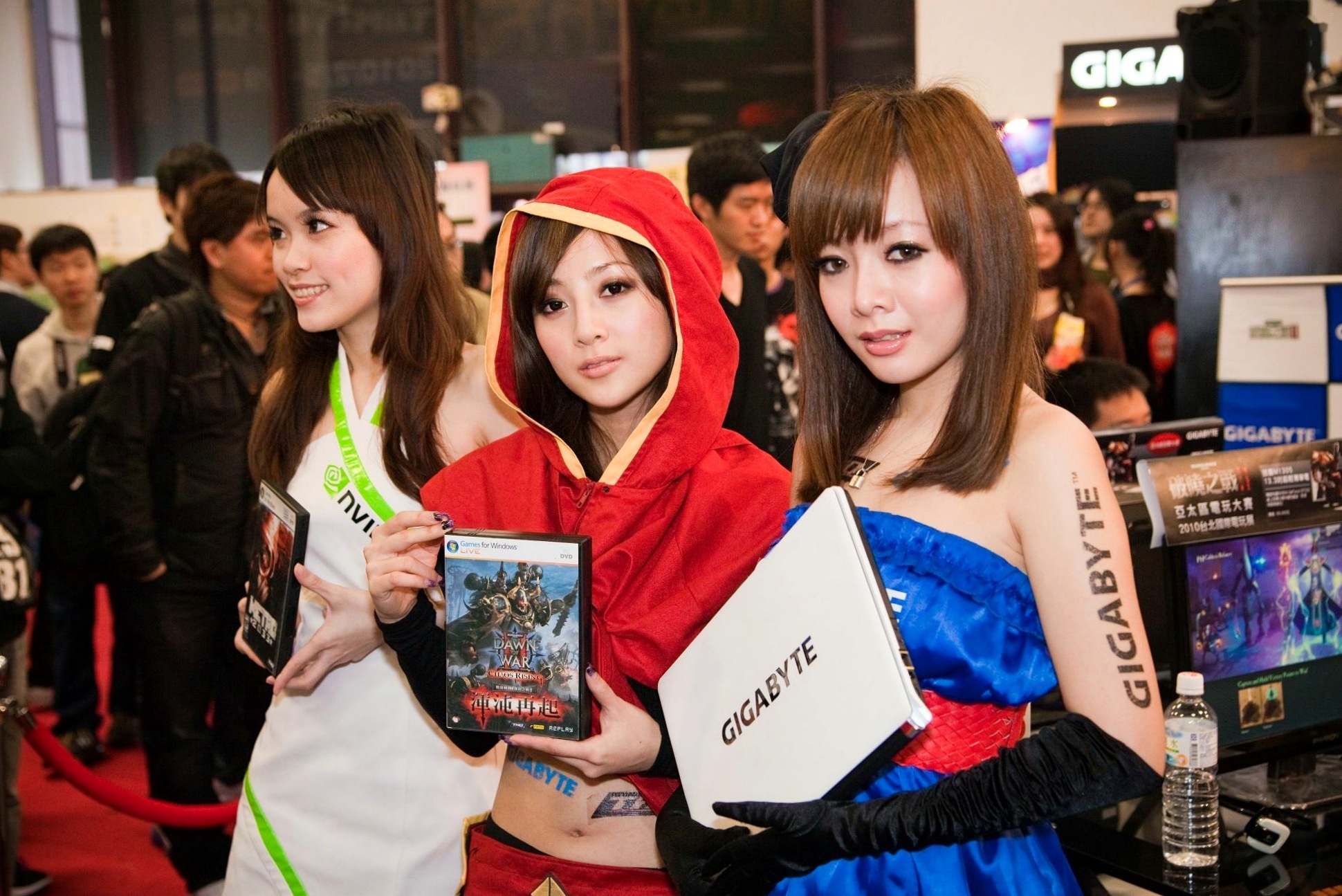 Gallery - 台湾正妹张凯洁/果子MM台北国际电玩展高清套图，身穿红色连帽Cosplay战袍，演绎甜美游戏展会女神风采台湾气质角色扮演女神 女神私房照_秀色女神 - image 24