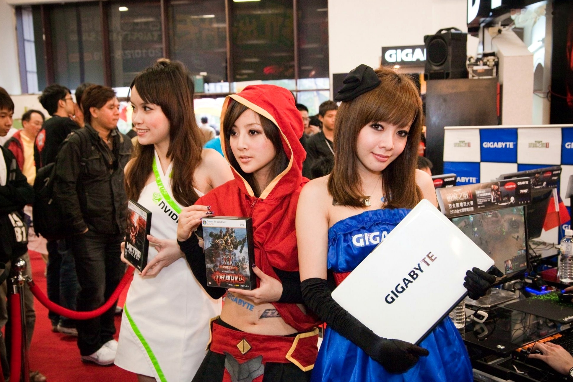 Gallery - 台湾正妹张凯洁/果子MM台北国际电玩展高清套图，身穿红色连帽Cosplay战袍，演绎甜美游戏展会女神风采台湾气质角色扮演女神 女神私房照_秀色女神 - image 25
