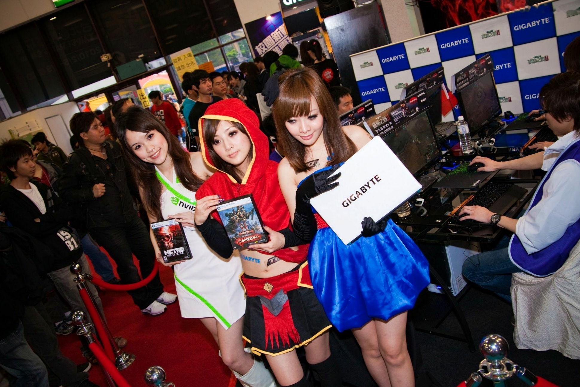 Gallery - 台湾正妹张凯洁/果子MM台北国际电玩展高清套图，身穿红色连帽Cosplay战袍，演绎甜美游戏展会女神风采台湾气质角色扮演女神 女神私房照_秀色女神 - image 27