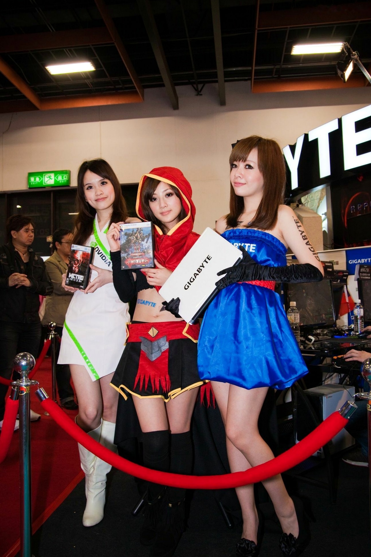 Gallery - 台湾正妹张凯洁/果子MM台北国际电玩展高清套图，身穿红色连帽Cosplay战袍，演绎甜美游戏展会女神风采台湾气质角色扮演女神 女神私房照_秀色女神 - image 28