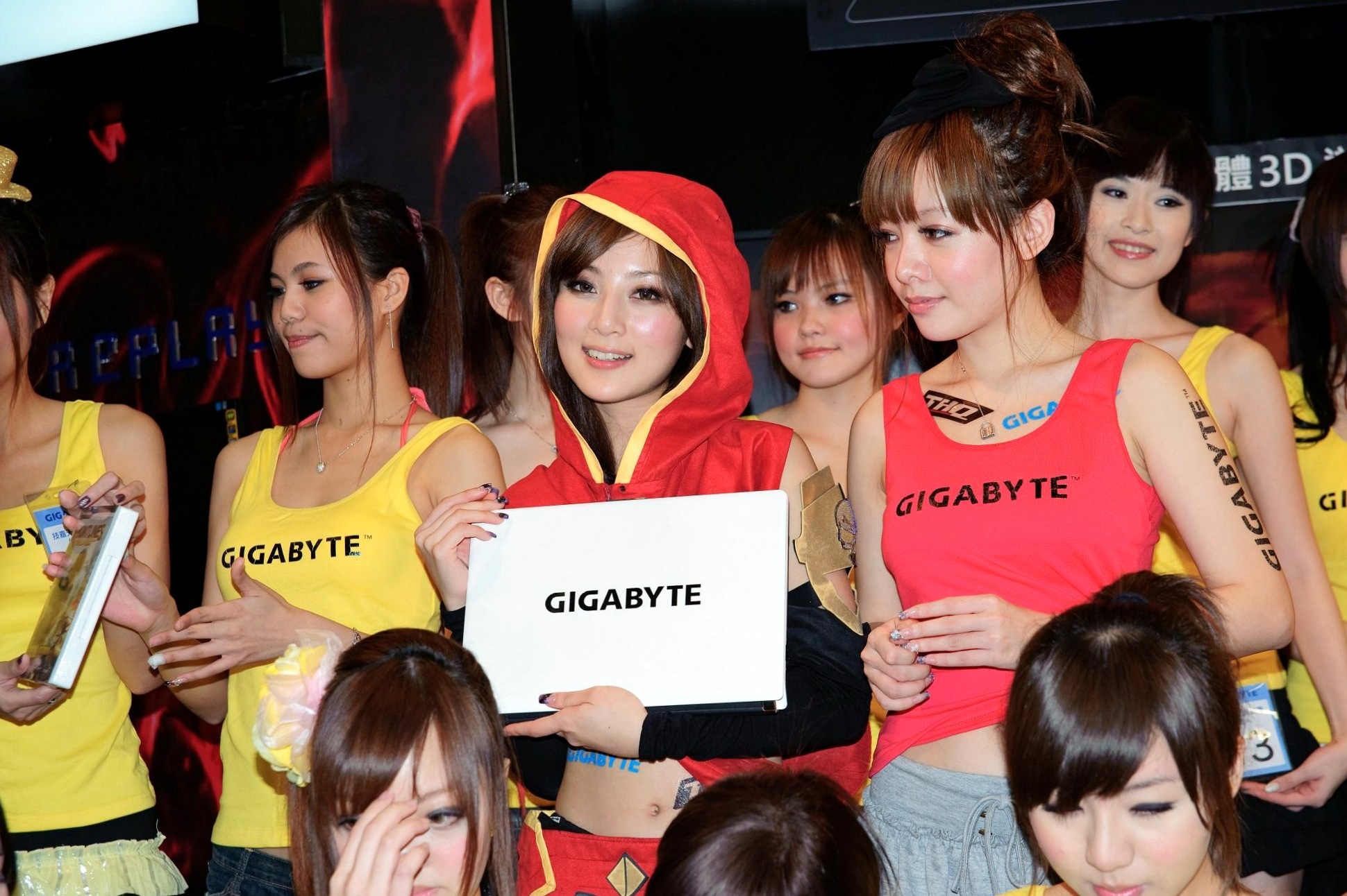 Gallery - 台湾正妹张凯洁/果子MM台北国际电玩展高清套图，身穿红色连帽Cosplay战袍，演绎甜美游戏展会女神风采台湾气质角色扮演女神 女神私房照_秀色女神 - image 57