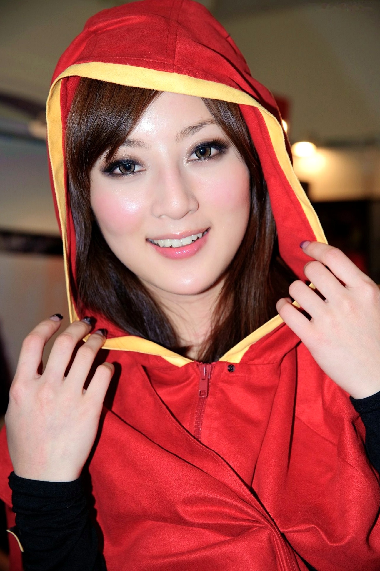 Gallery - 台湾正妹张凯洁/果子MM台北国际电玩展高清套图，身穿红色连帽Cosplay战袍，演绎甜美游戏展会女神风采台湾气质角色扮演女神 女神私房照_秀色女神 - image 59