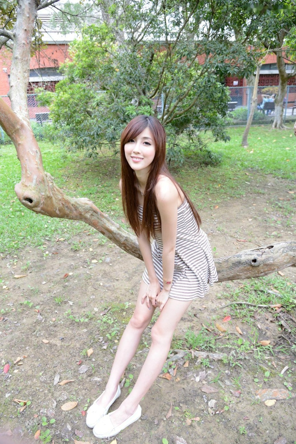 台湾正妹廖挺伶Kila晶晶户外写真，条纹抹胸短裙尽显修长美腿，清新甜美气质邻家少女