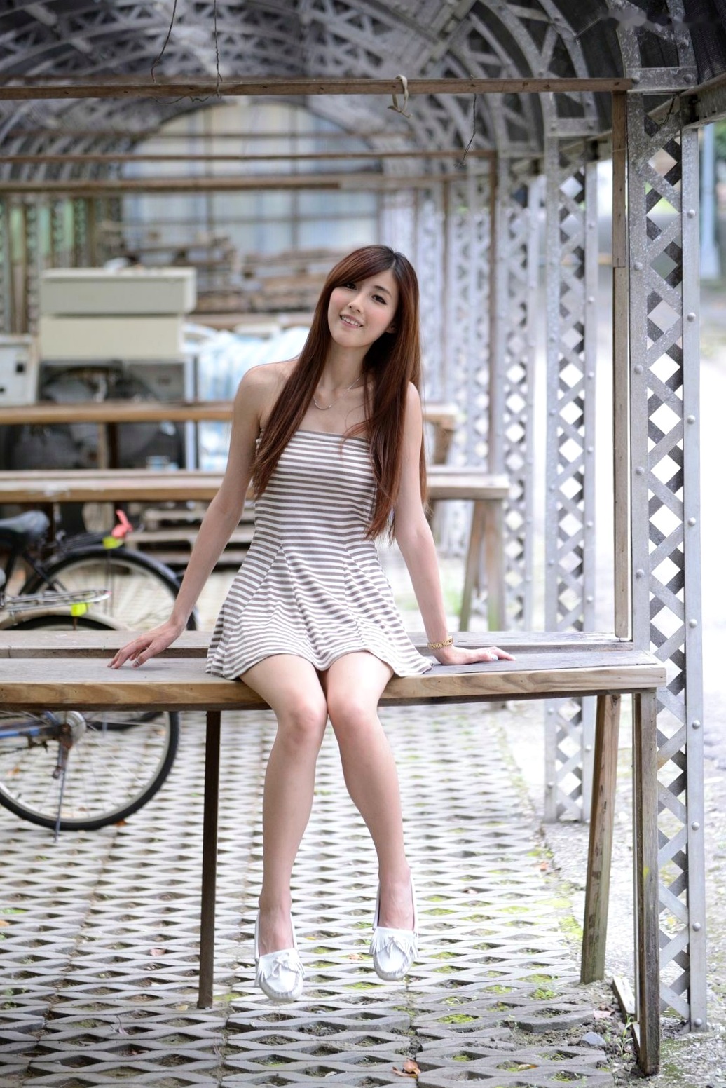Gallery - 台湾正妹廖挺伶Kila晶晶户外写真，条纹抹胸短裙尽显修长美腿，清新甜美气质邻家少女台湾美腿清新治愈系户外 女神私房照_秀色女神 - image 4
