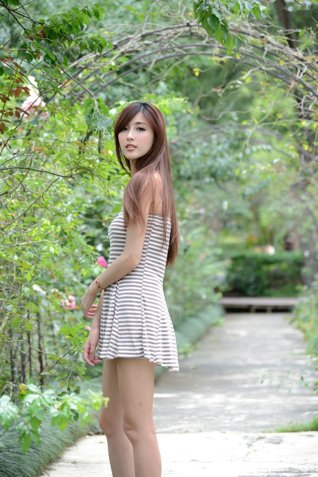 Gallery - 台湾正妹廖挺伶Kila晶晶户外写真，条纹抹胸短裙尽显修长美腿，清新甜美气质邻家少女台湾美腿清新治愈系户外 女神私房照_秀色女神 - image 6
