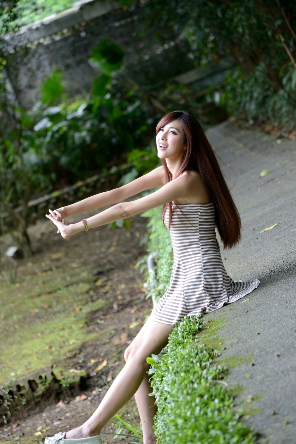 Gallery - 台湾正妹廖挺伶Kila晶晶户外写真，条纹抹胸短裙尽显修长美腿，清新甜美气质邻家少女台湾美腿清新治愈系户外 女神私房照_秀色女神 - image 21