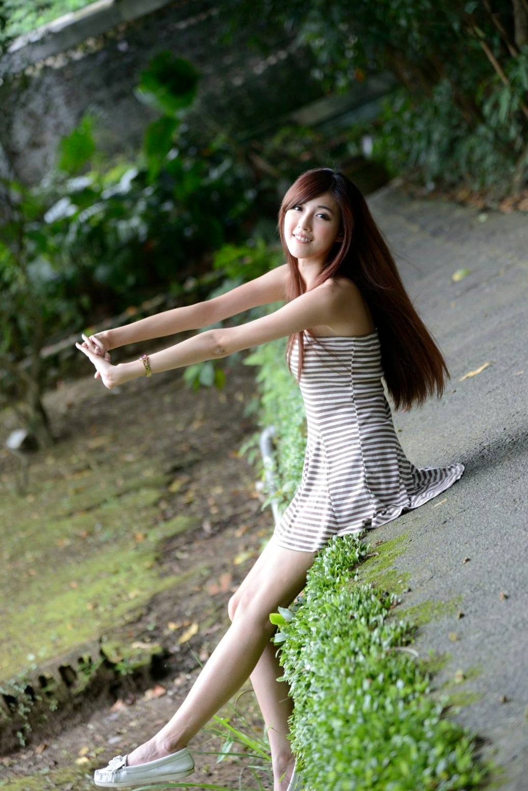 Gallery - 台湾正妹廖挺伶Kila晶晶户外写真，条纹抹胸短裙尽显修长美腿，清新甜美气质邻家少女台湾美腿清新治愈系户外 女神私房照_秀色女神 - image 32