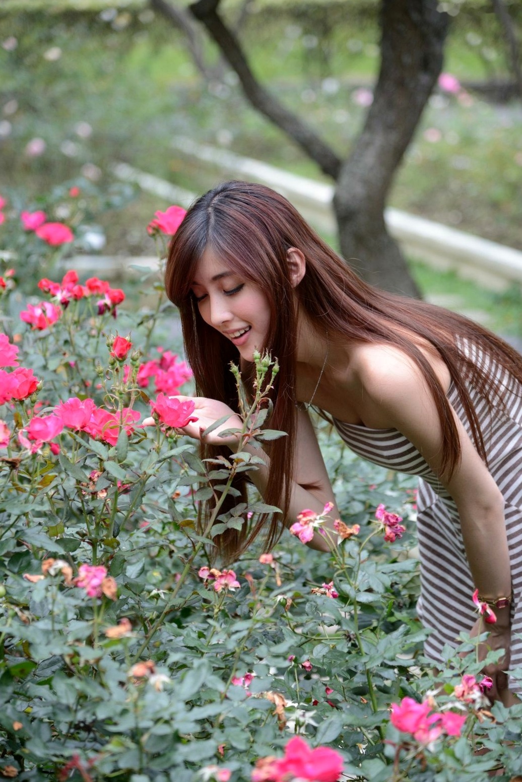 Gallery - 台湾正妹廖挺伶Kila晶晶户外写真，条纹抹胸短裙尽显修长美腿，清新甜美气质邻家少女台湾美腿清新治愈系户外 女神私房照_秀色女神 - image 57