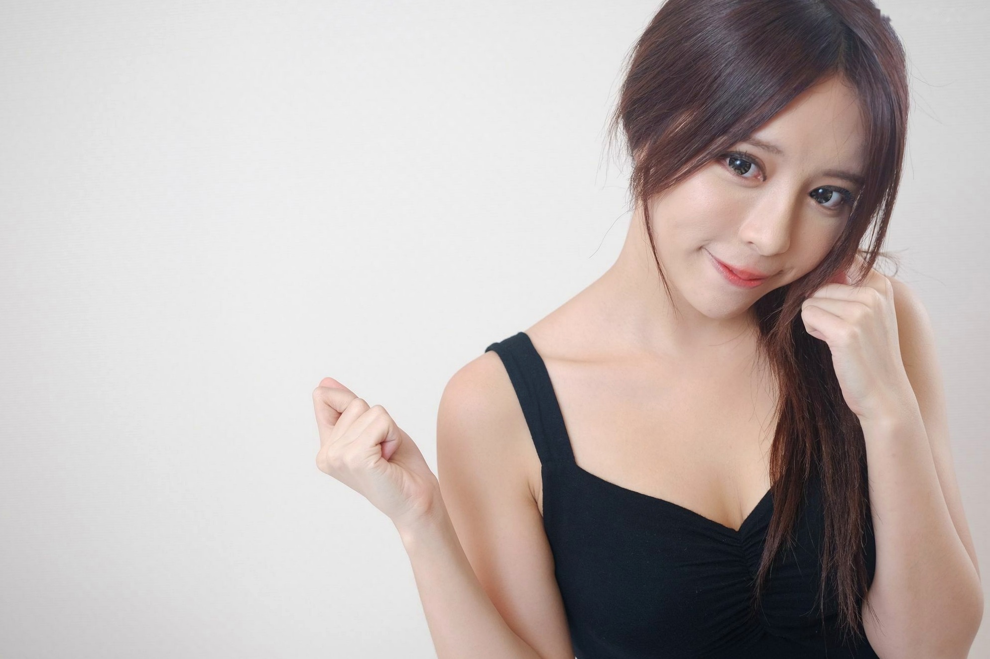 Gallery - 台湾正妹网红嫩模张齐郡JULIE《甜美吊带女神》居家私房写真集，俏皮可爱互动与纯欲风展现，带你感受多面女神的甜美诱惑台湾私房照清纯气质女神 女神私房照_秀色女神 - image 24