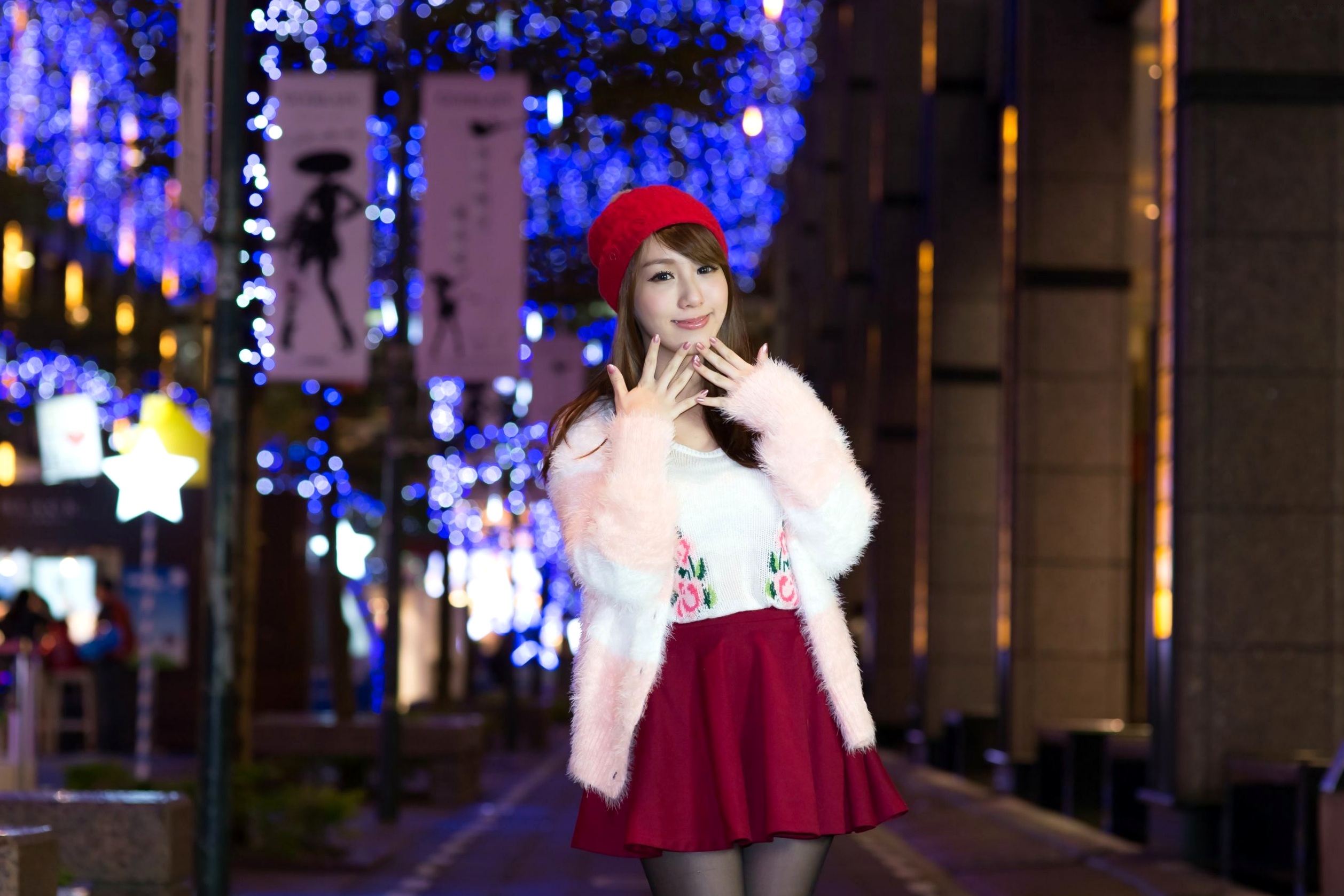 Gallery - 台湾正妹吕小步吕思莹冬日街拍写真，圣诞风灯海背景下穿毛绒外套黑丝尽显甜美俏皮台湾街拍治愈系黑丝清新 女神私房照_秀色女神 - image 4