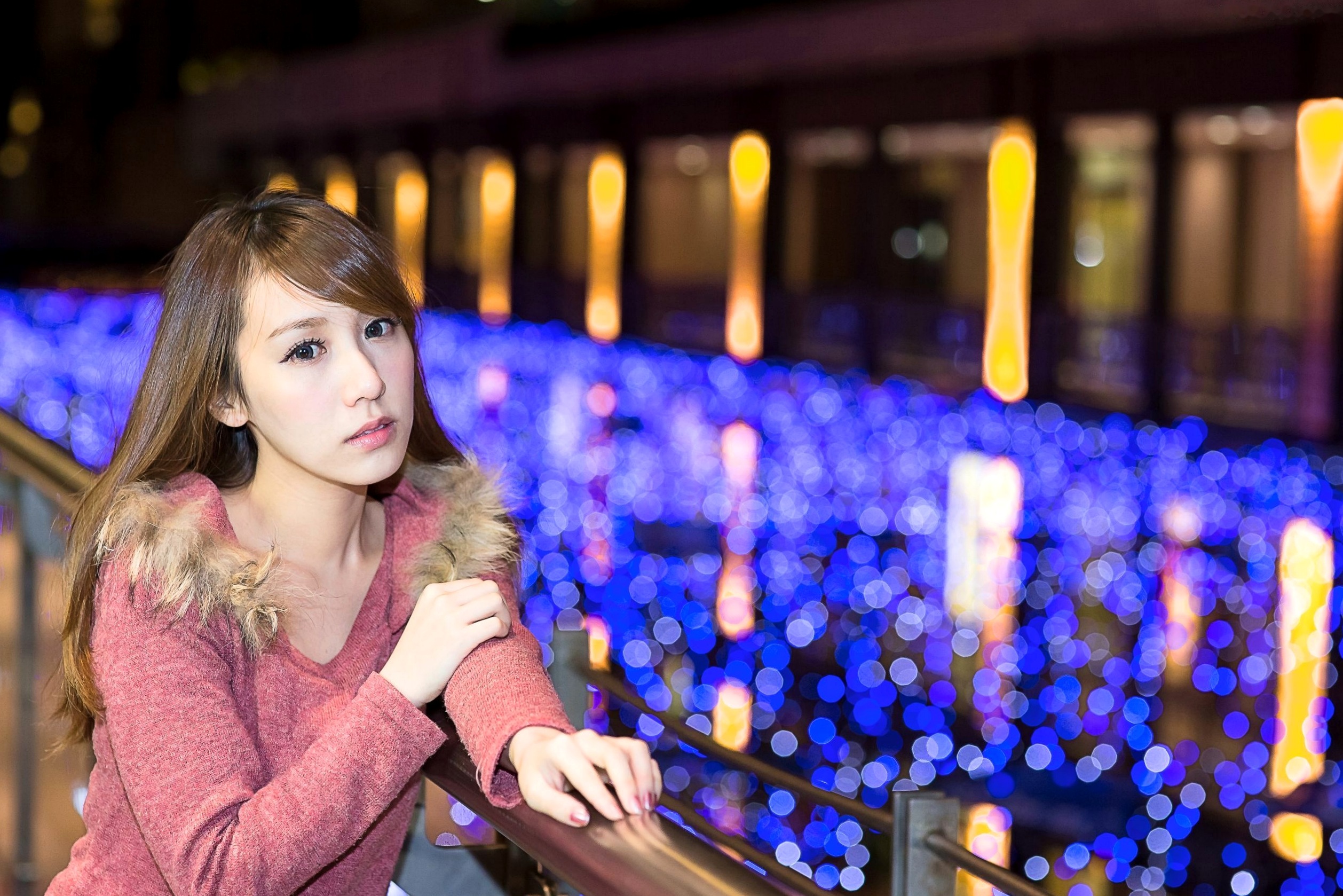 Gallery - 台湾正妹吕小步吕思莹冬日街拍写真，圣诞风灯海背景下穿毛绒外套黑丝尽显甜美俏皮台湾街拍治愈系黑丝清新 女神私房照_秀色女神 - image 14