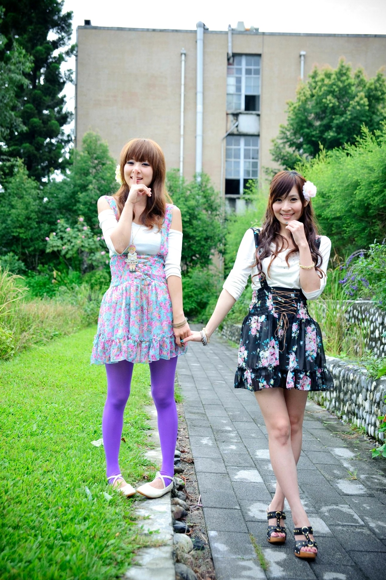 Gallery - 台湾正妹果子Mikako+Minako：台大校园户外写真，清新甜美森系少女园林风情台湾清新治愈系户外 女神私房照_秀色女神 - image 25