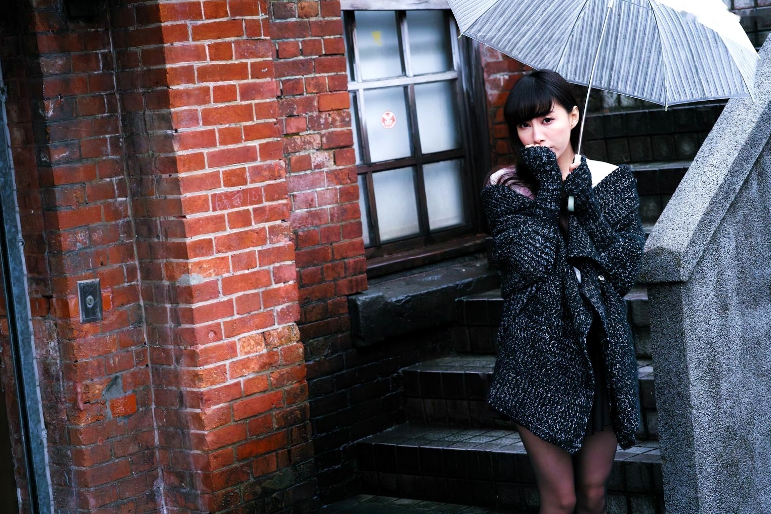Gallery - 台湾正妹胡佳妏Cora《西门町红楼外拍》街拍写真集：优雅针织衫红帽御姐，尽显城市复古文艺风情台湾街拍气质清纯御女郎 - Royal Lady  女神私房照_秀色女神 - image 1