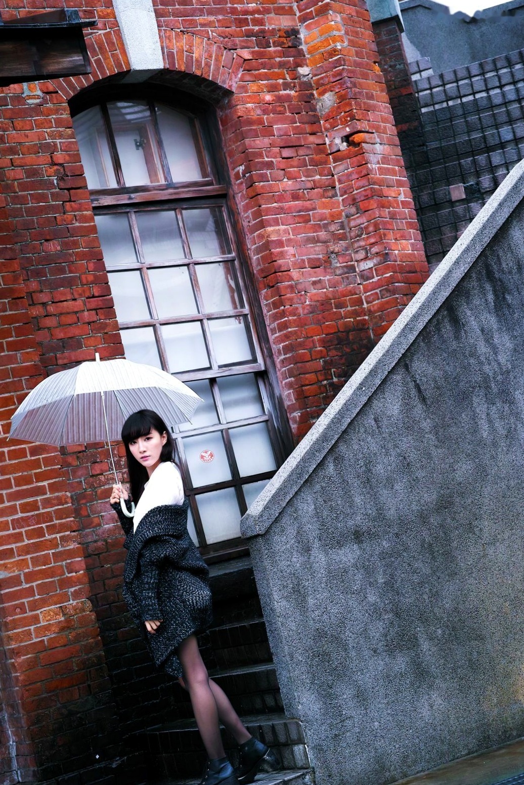 Gallery - 台湾正妹胡佳妏Cora《西门町红楼外拍》街拍写真集：优雅针织衫红帽御姐，尽显城市复古文艺风情台湾街拍气质清纯御女郎 - Royal Lady  女神私房照_秀色女神 - image 2