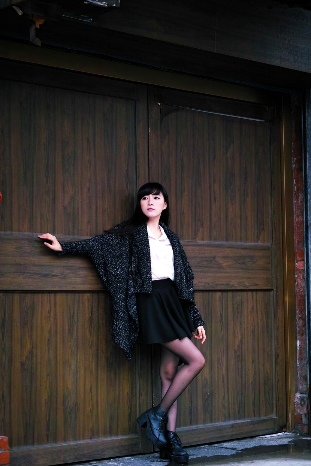 Gallery - 台湾正妹胡佳妏Cora《西门町红楼外拍》街拍写真集：优雅针织衫红帽御姐，尽显城市复古文艺风情台湾街拍气质清纯御女郎 - Royal Lady  女神私房照_秀色女神 - image 3