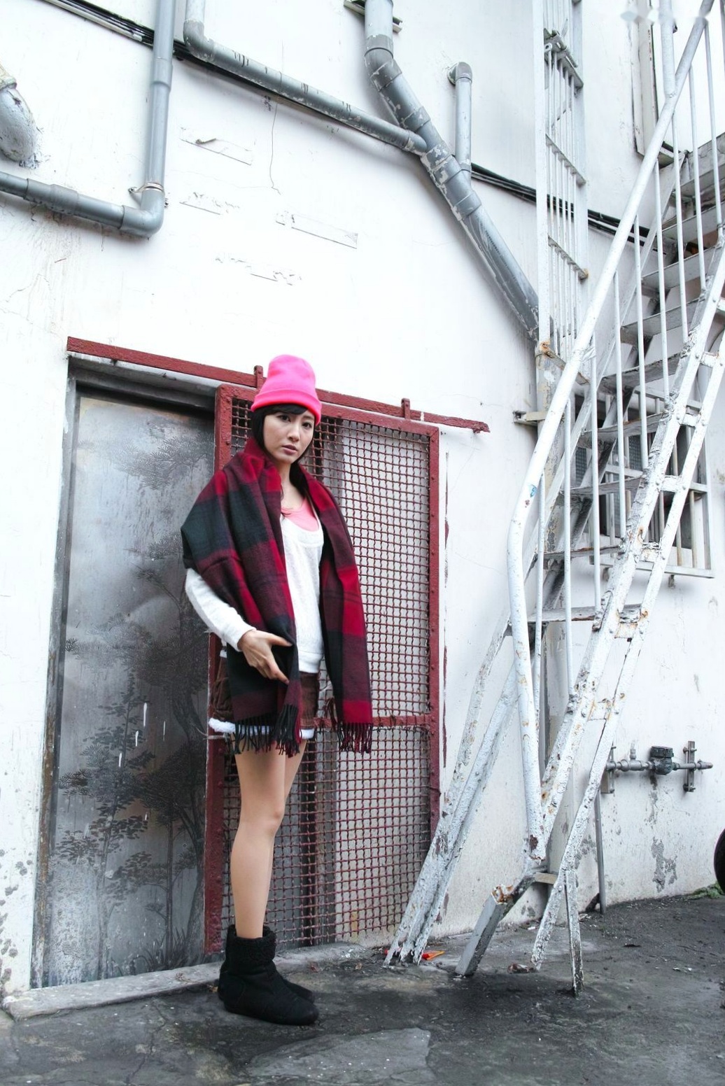 Gallery - 台湾正妹胡佳妏Cora《西门町红楼外拍》街拍写真集：优雅针织衫红帽御姐，尽显城市复古文艺风情台湾街拍气质清纯御女郎 - Royal Lady  女神私房照_秀色女神 - image 8