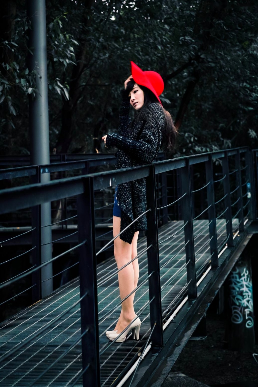 Gallery - 台湾正妹胡佳妏Cora《西门町红楼外拍》街拍写真集：优雅针织衫红帽御姐，尽显城市复古文艺风情台湾街拍气质清纯御女郎 - Royal Lady  女神私房照_秀色女神 - image 14
