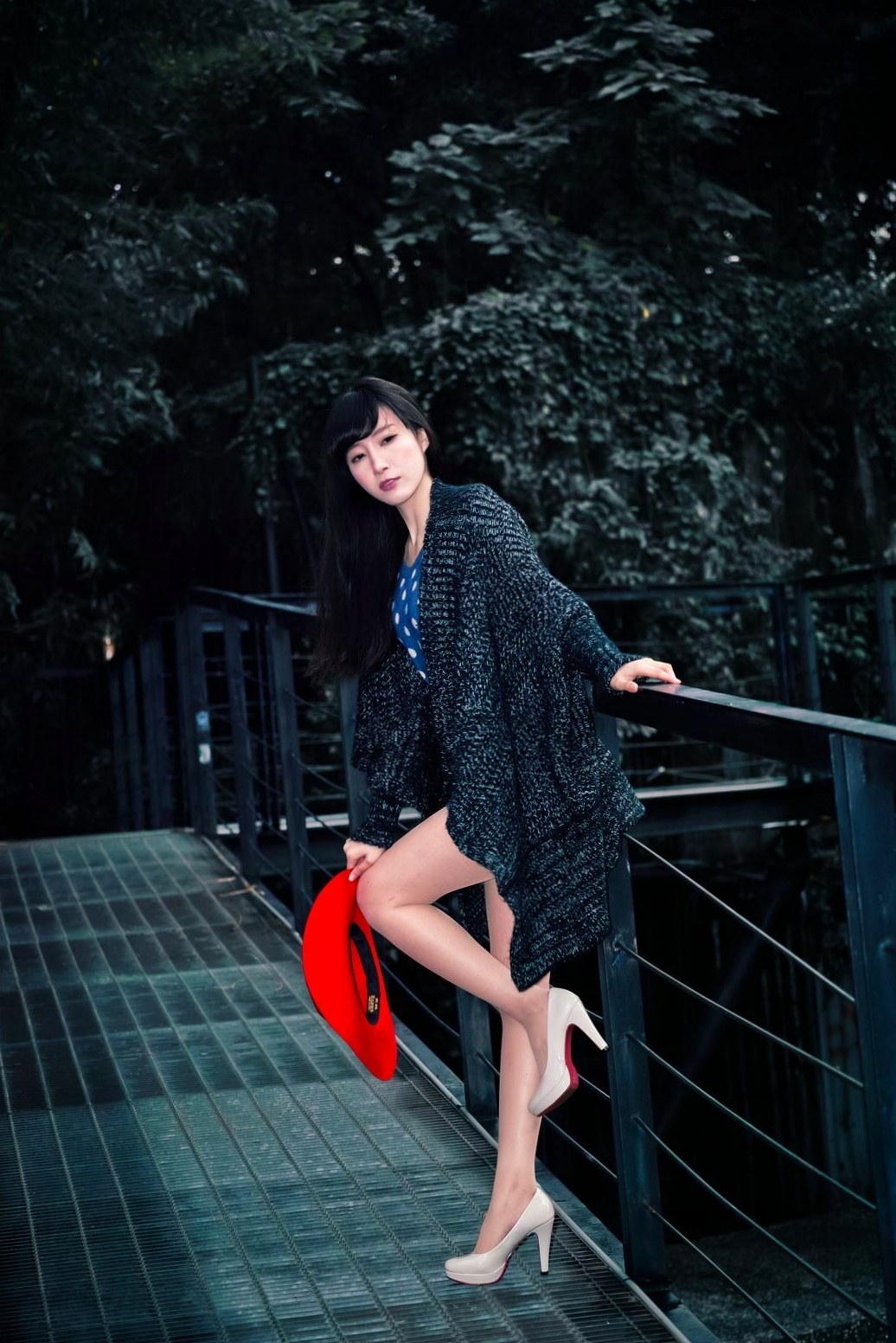 Gallery - 台湾正妹胡佳妏Cora《西门町红楼外拍》街拍写真集：优雅针织衫红帽御姐，尽显城市复古文艺风情台湾街拍气质清纯御女郎 - Royal Lady  女神私房照_秀色女神 - image 15